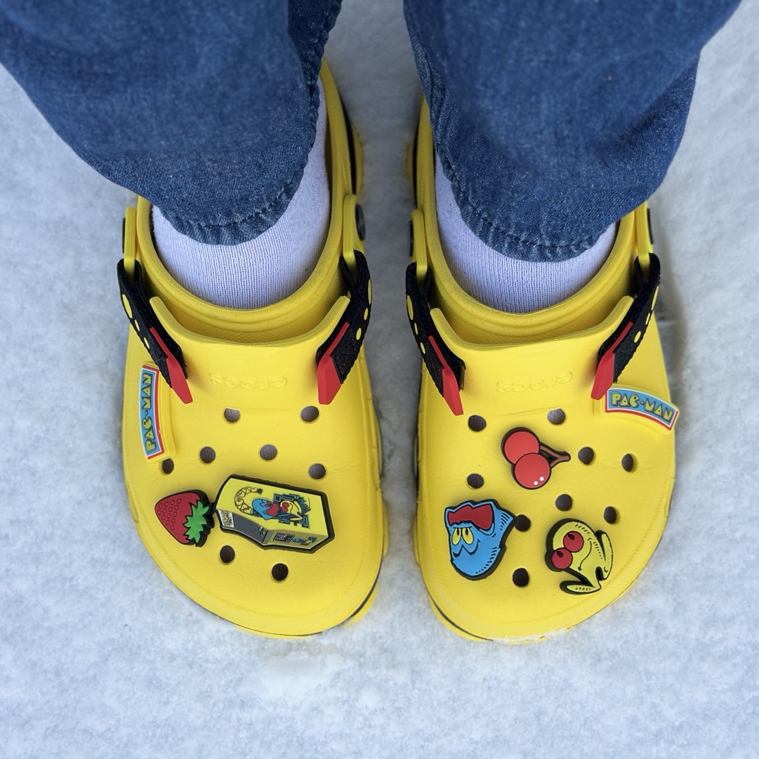 Crocs x Pac-Man Classic All Terrain Clog Lemon, Crocs x Justin Bieber x Drew Classic Clog Canary 착용 스타일 - 1