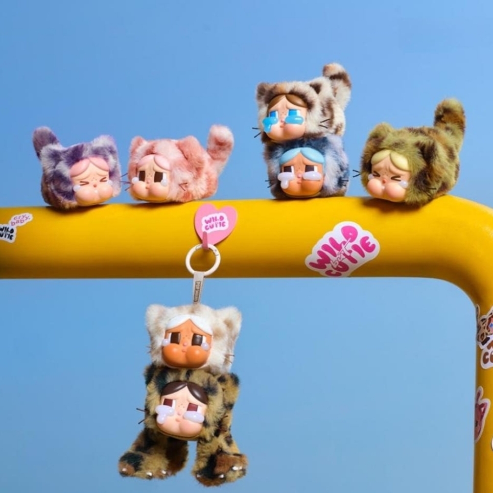 Pop Mart Crybaby Wild But Cutie Series Vinyl Plush Pendant (6 Blind Boxes) 착용 스타일