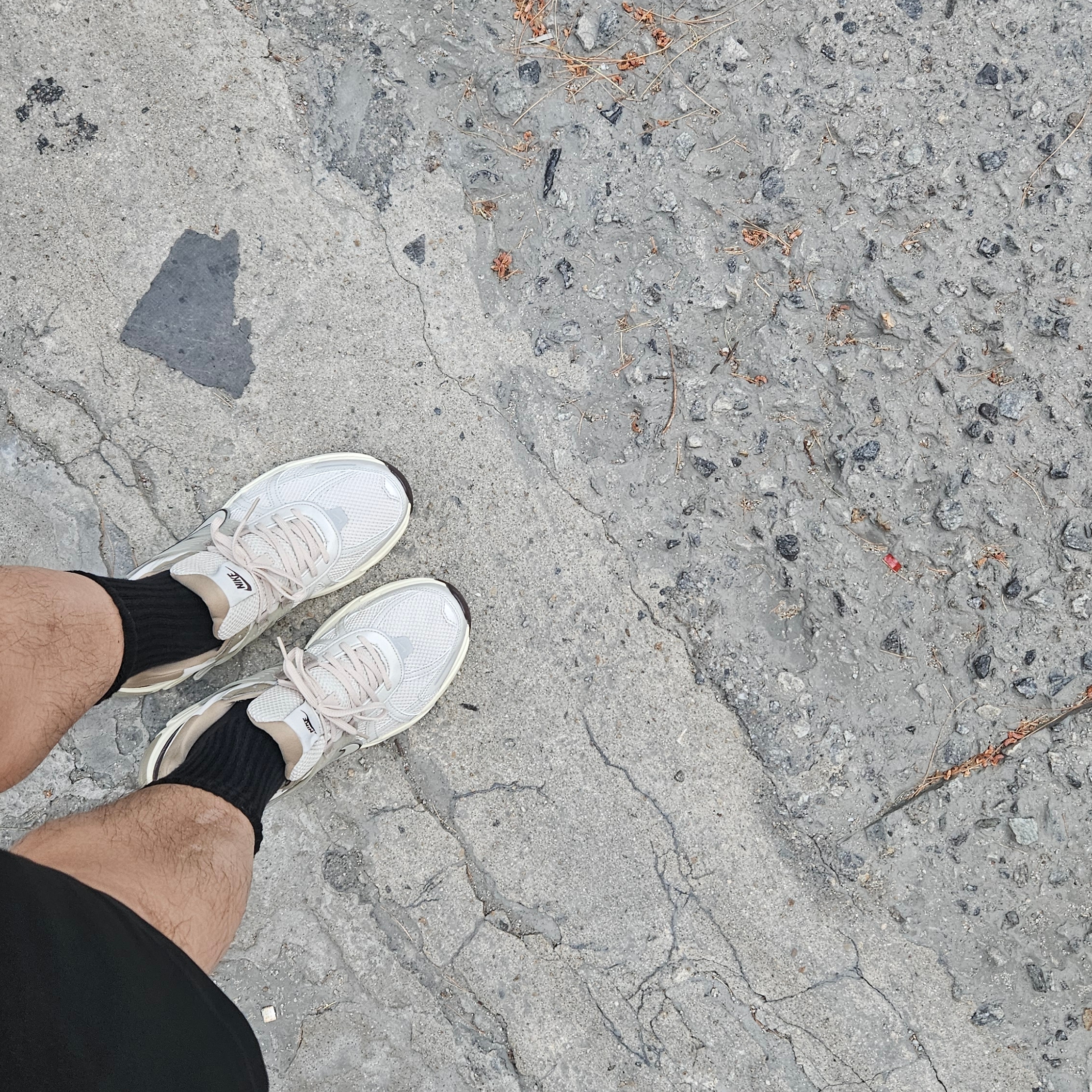 Nike V2K Run Light Orewood Brown Khaki 착용 스타일