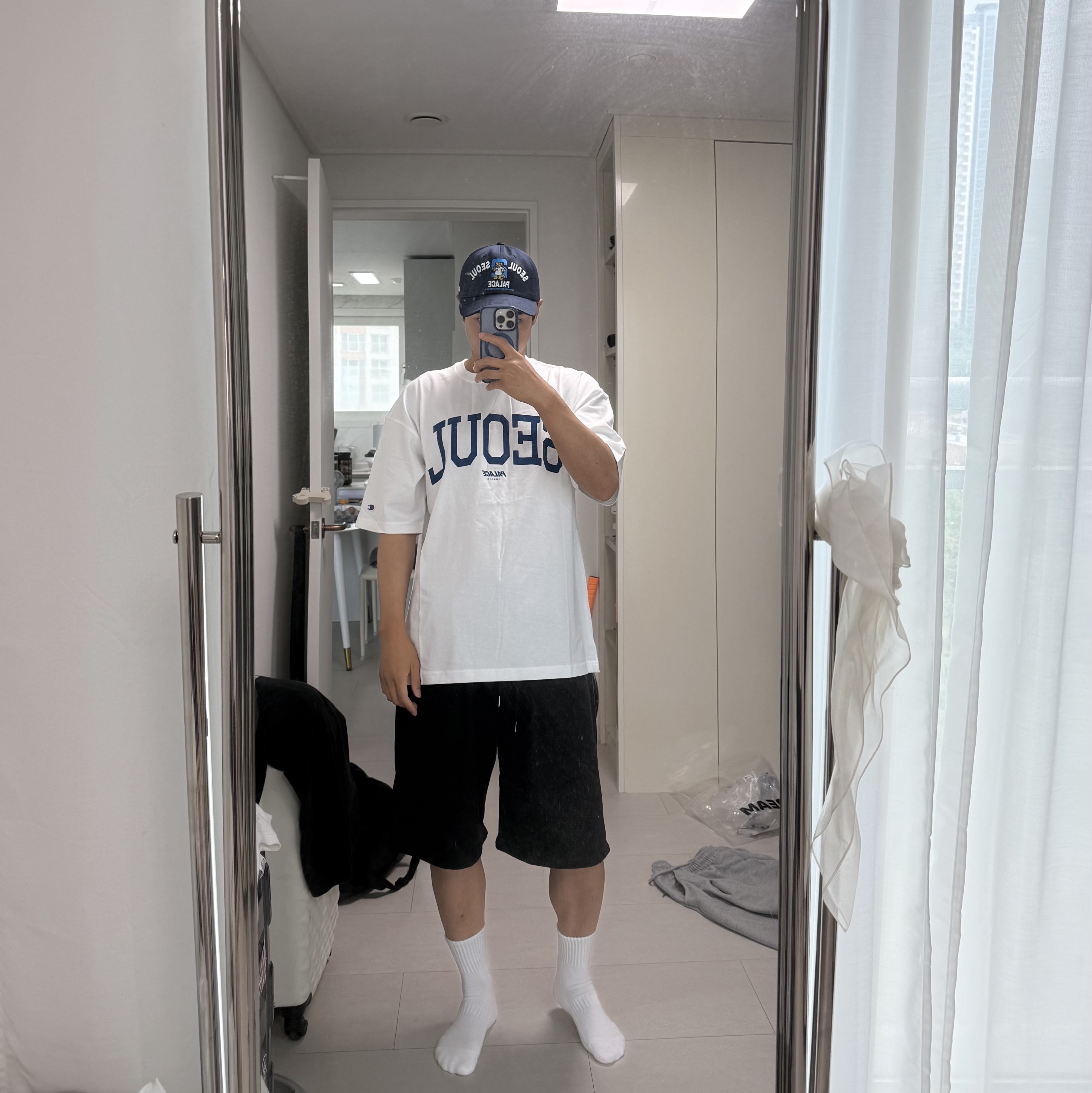 Palace x Champion Shop T-Shirt Seoul White - 24FW, Palace Seoul 2 Seoul 6-Panel Cap Navy - 25SS 착용 스타일 - 1