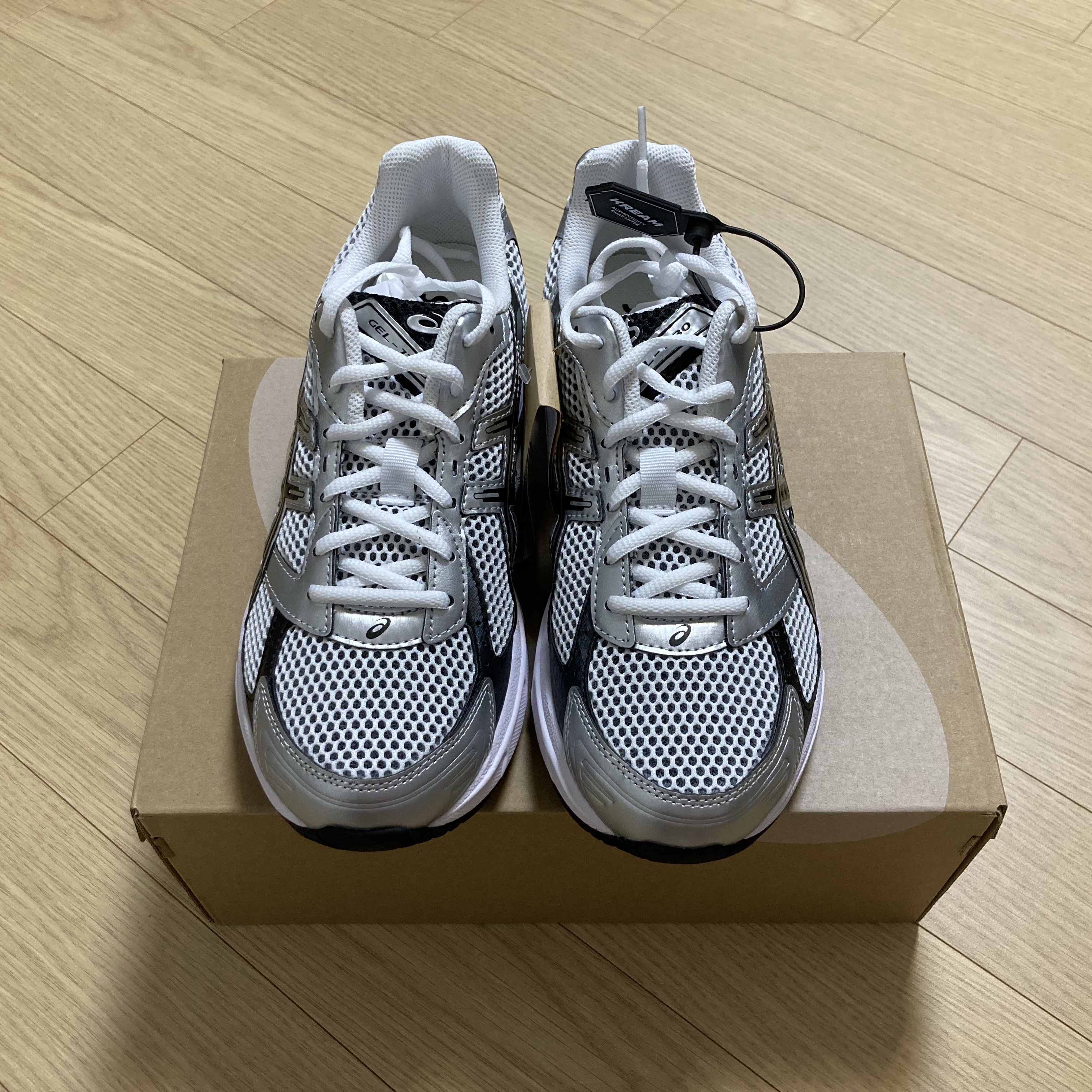 Asics Gel-1130 White Black 착용 스타일 - 1