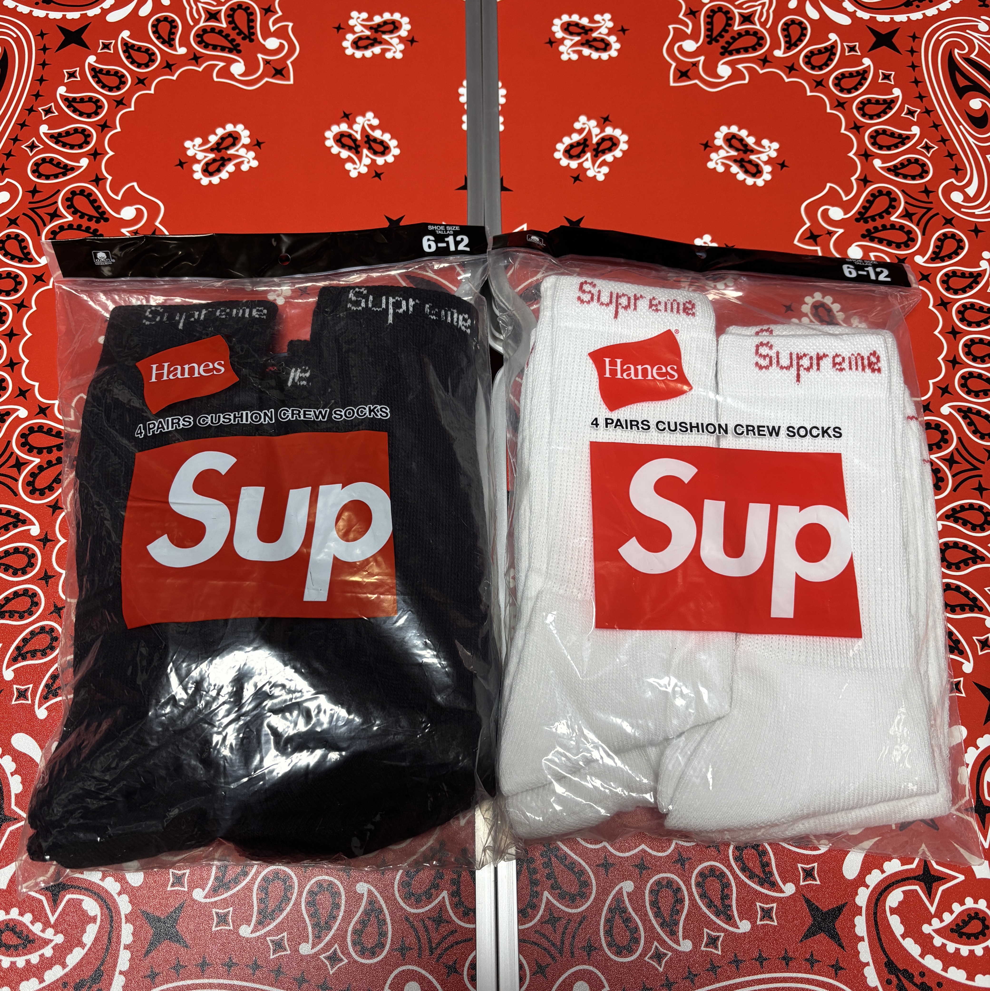 Supreme Hanes Crew Socks White (4 Pack), Supreme Hanes Crew Socks Black (4 Pack) 착용 스타일