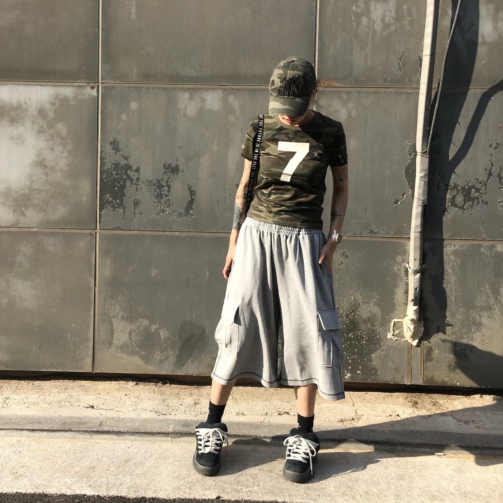 ERL Vamp Skate Shoe Pirate Black, Human Made Military Pouch Small Black 착용 스타일 - 3