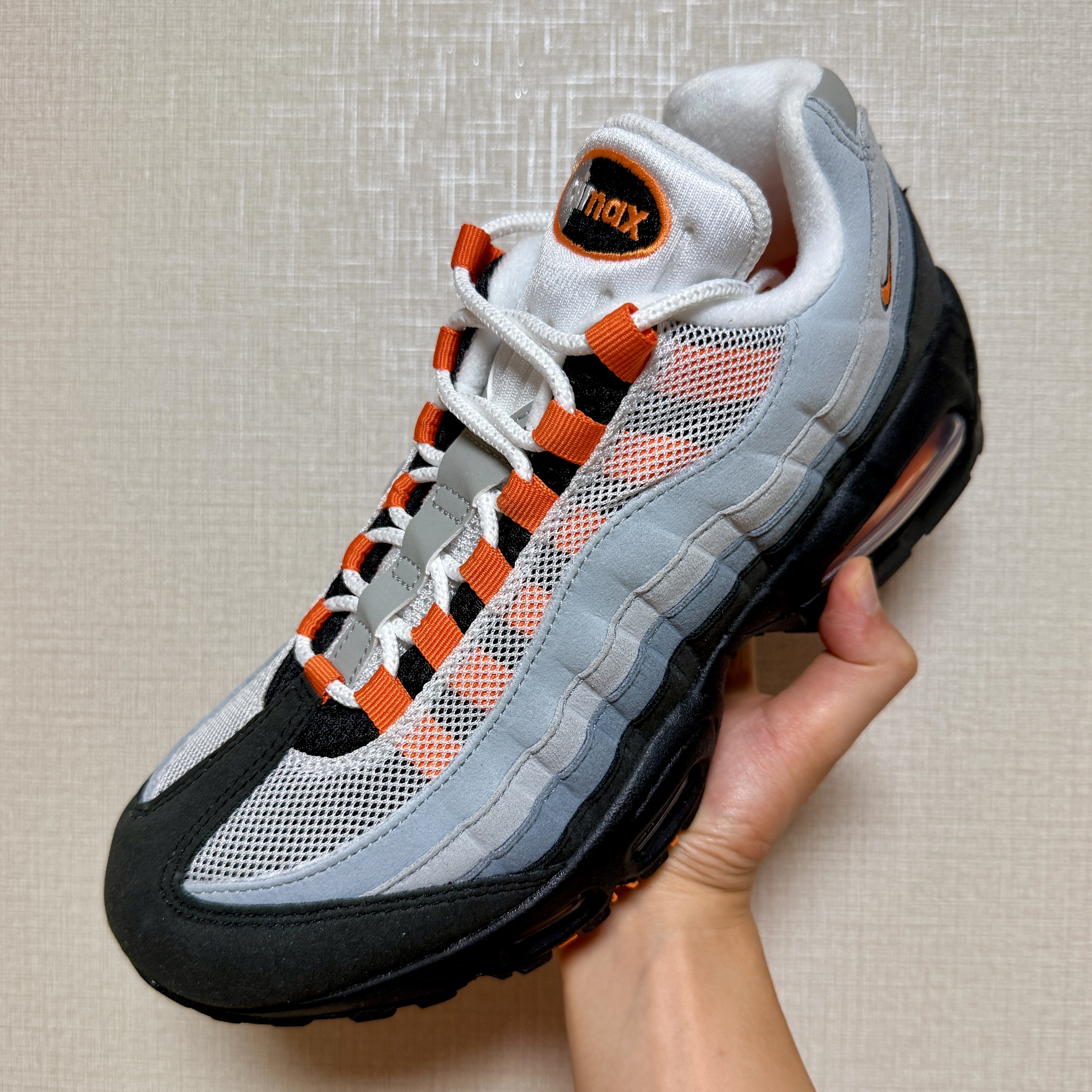 Nike Air Max 95 OG Bright Mandarin 착용 스타일 - 4