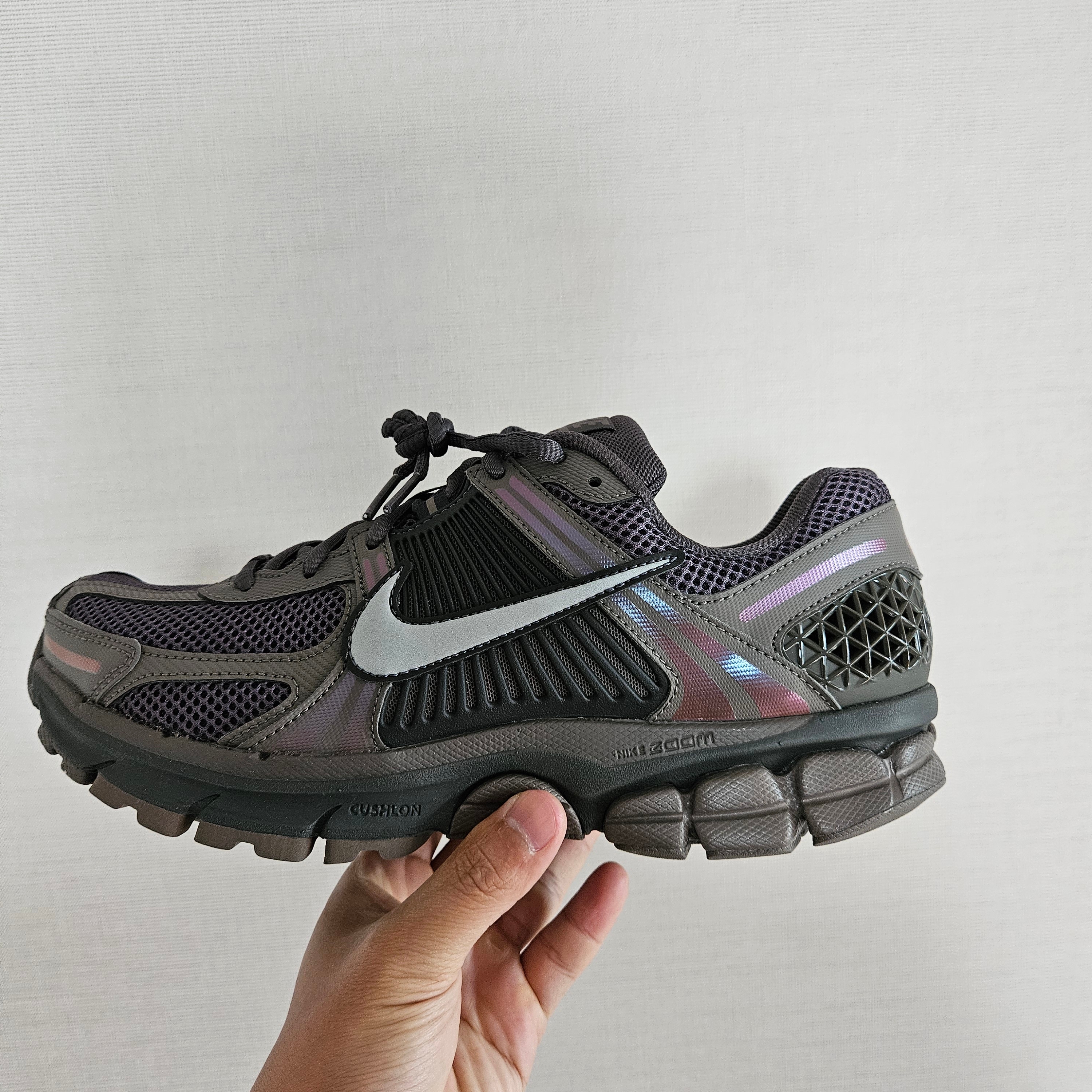 Nike Zoom Vomero 5 Cave Stone 착용 스타일