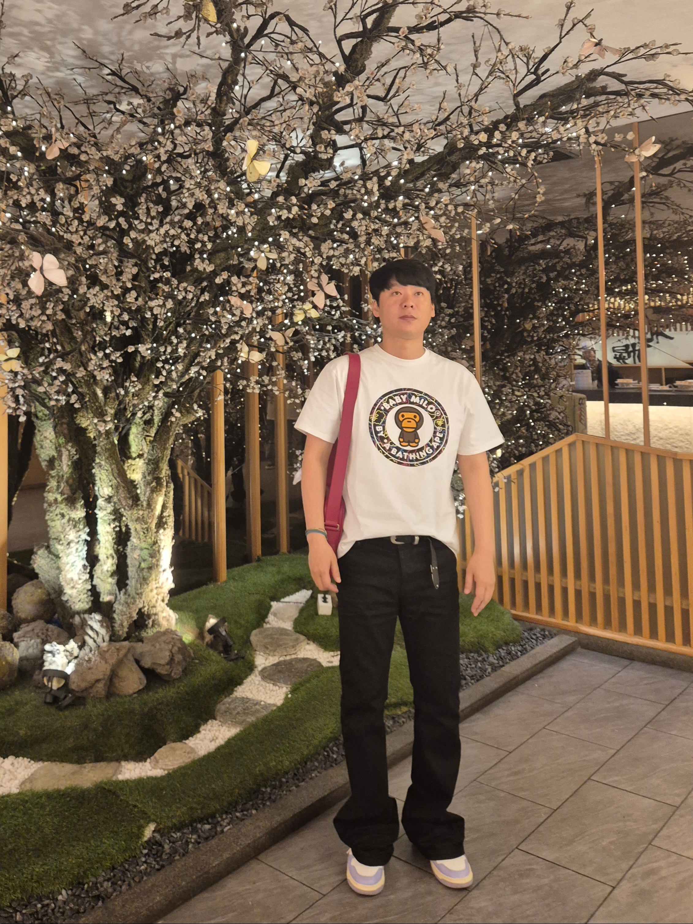 BAPE Neon Camo Milo Busy Works T-Shirt White, Undermycar Mu.30 Anti Fxxking Logo Play Stretch Flare Black Jeans 착용 스타일 - 5