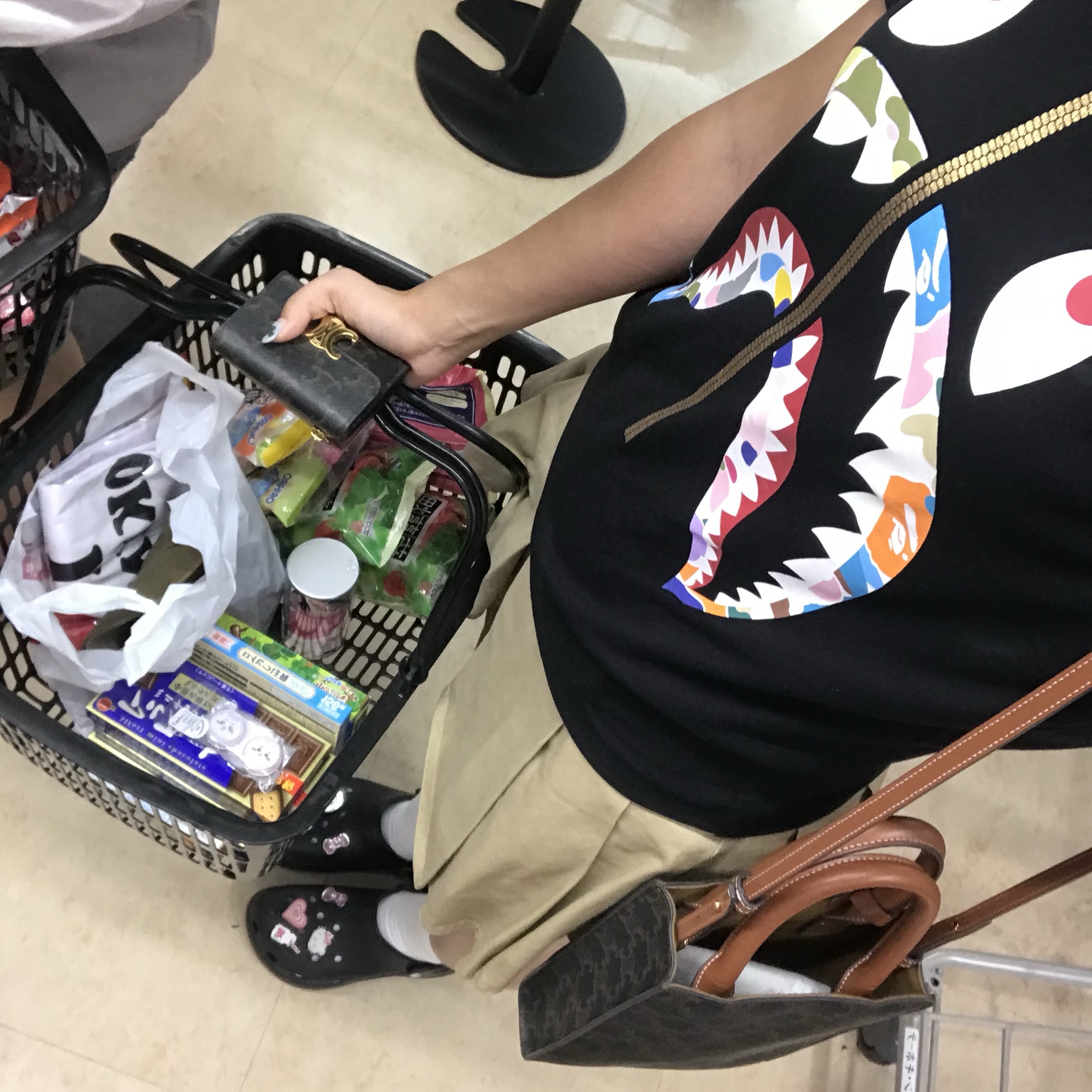 (W) Crocs Classic Platform Clog Black 착용 스타일 - 1