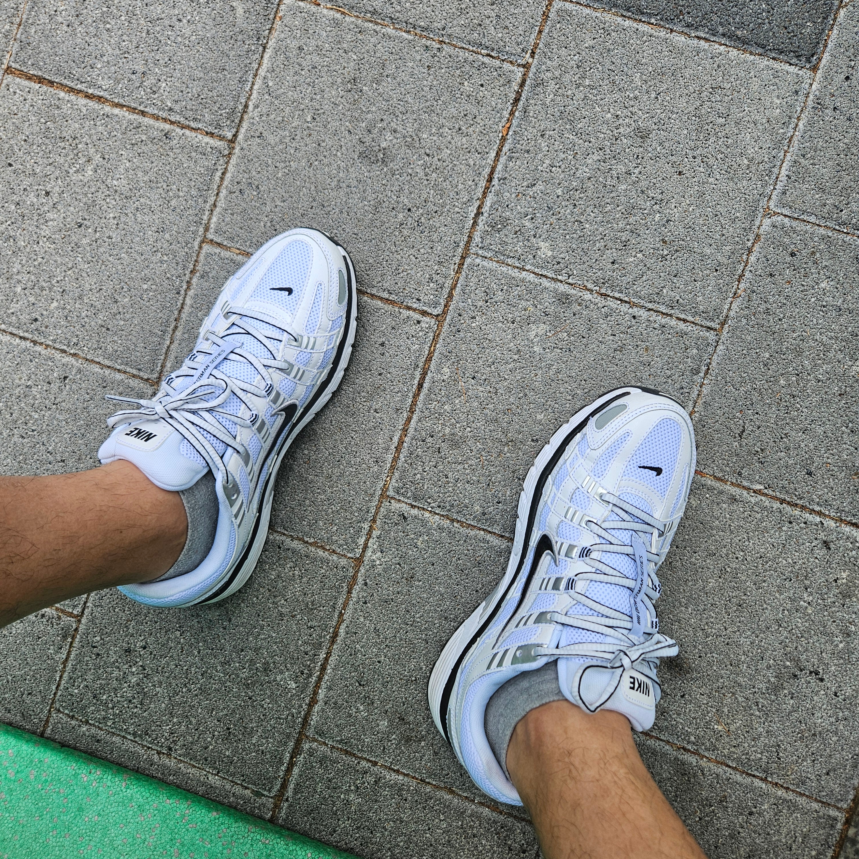 Nike P-6000 White Metallic Silver 착용 스타일
