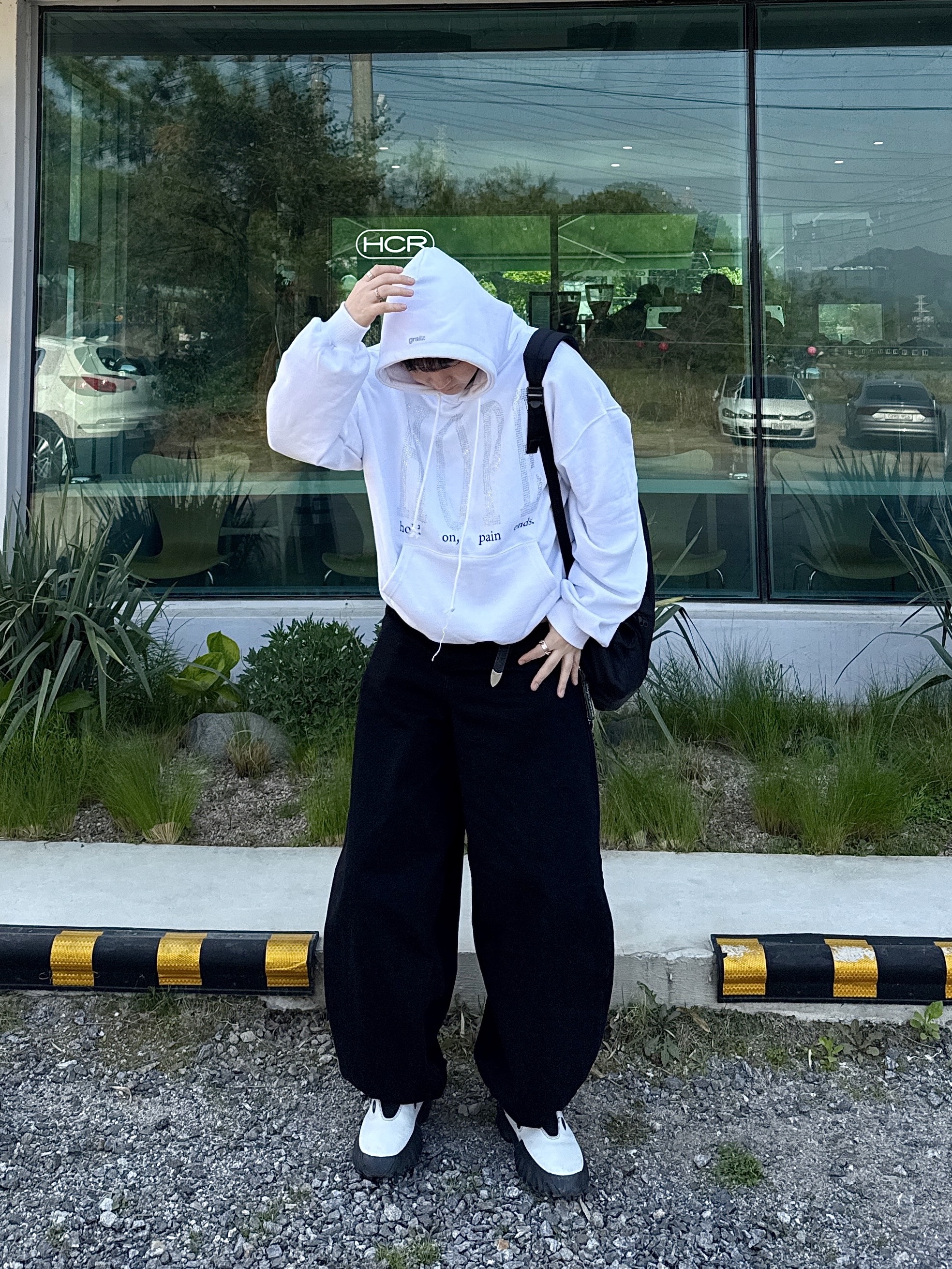 GRAILZ Pain Ends Hoodie White, CDG Backpack Black 착용 스타일 - 2