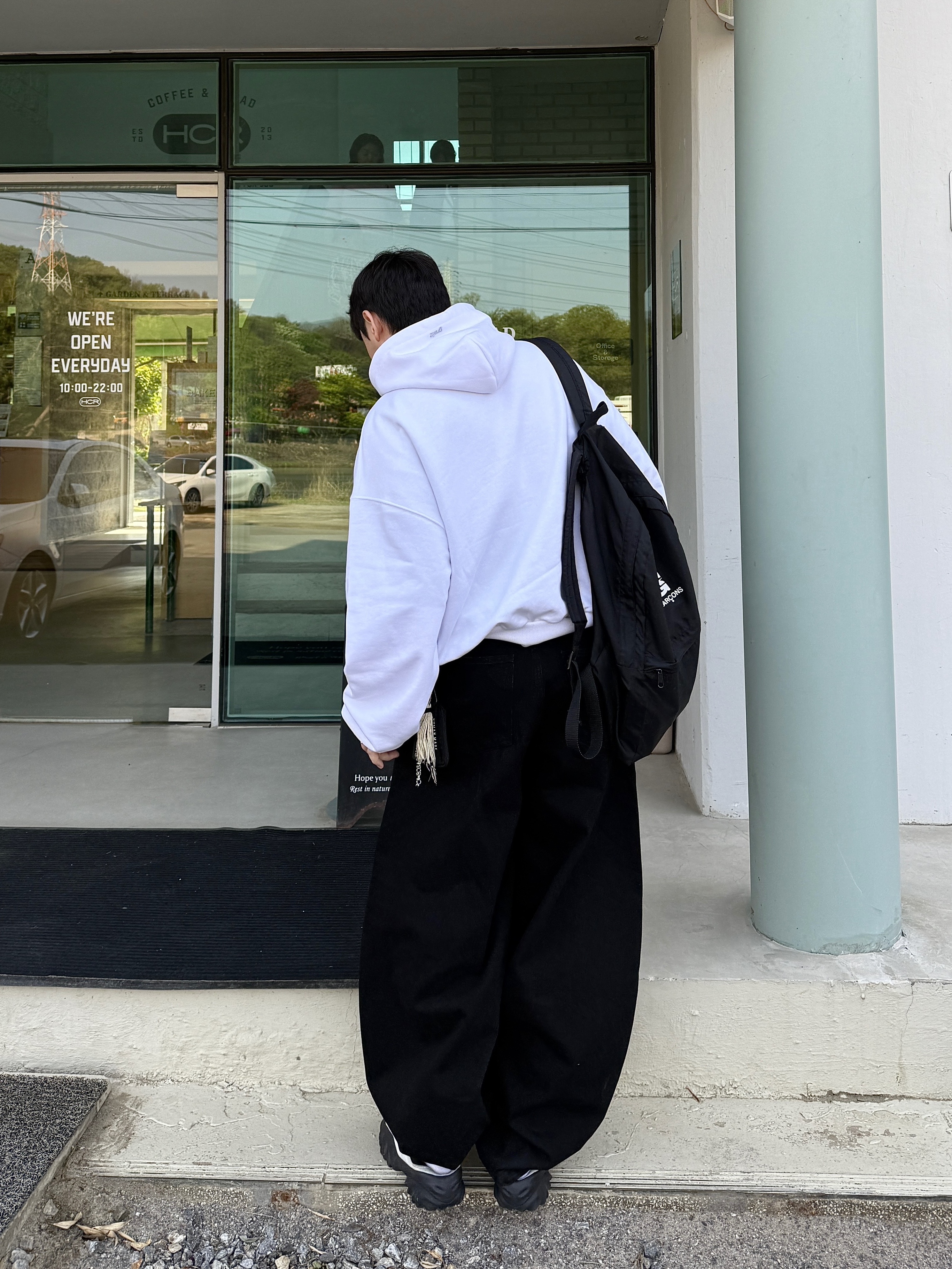 GRAILZ Pain Ends Hoodie White, CDG Backpack Black 착용 스타일 - 3