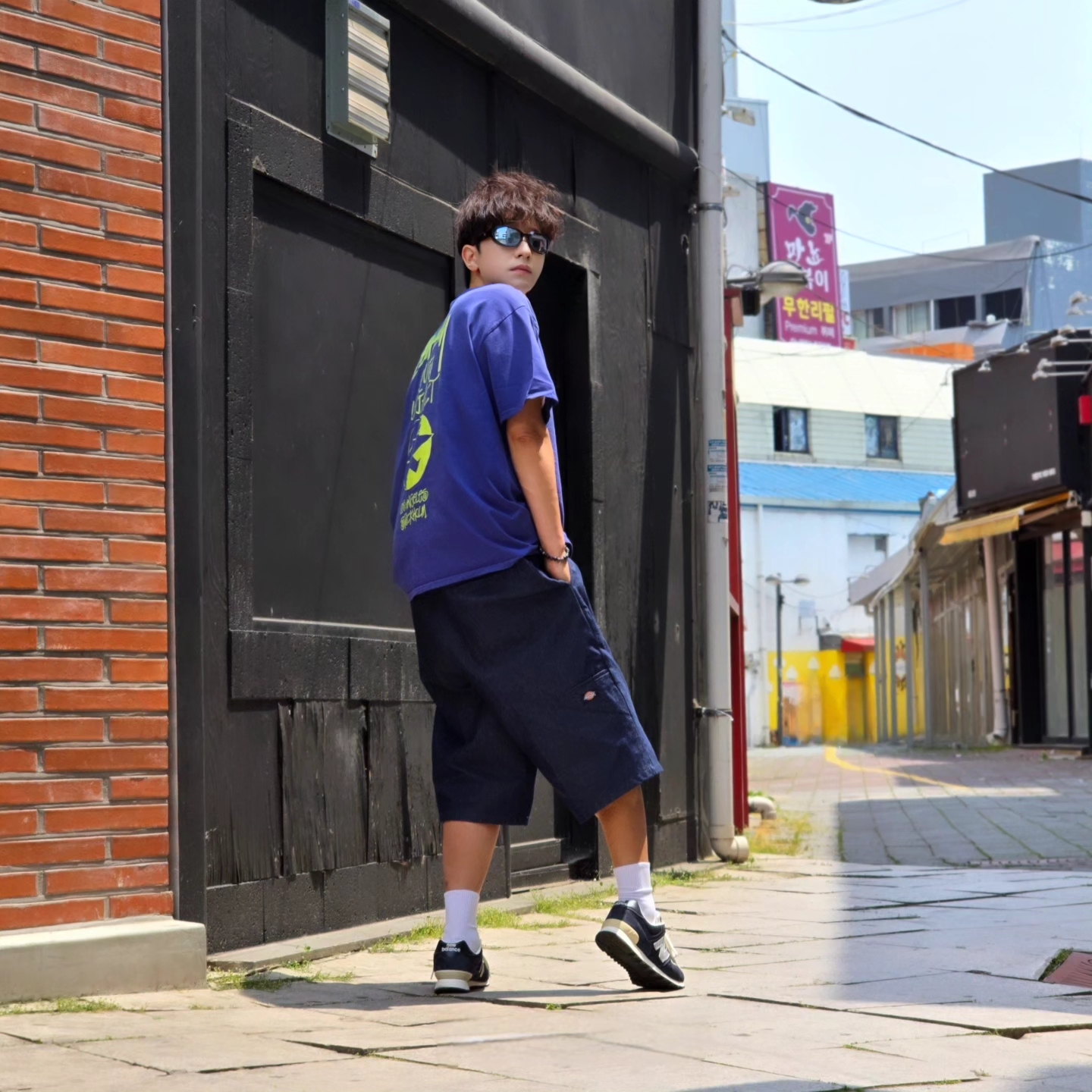 Stussy x Our Legacy Surfman Pigment Dyed T-Shirt Blueberry, Dickies Loose Fit 13 Inch Flat Front Work Shorts Dark Navy 착용 스타일 - 6