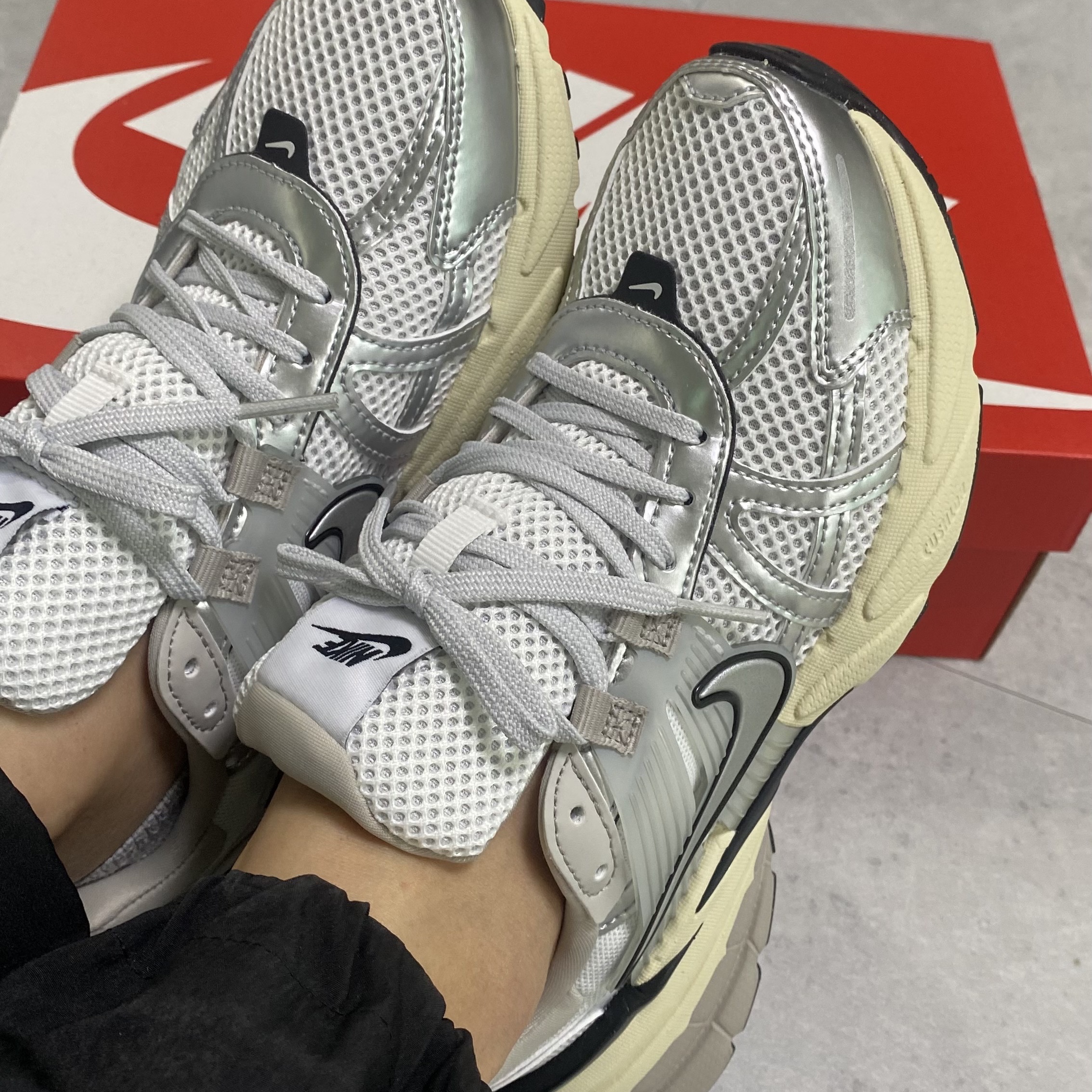 Nike V2K Run Summit White Metallic Silver 착용 스타일 - 3