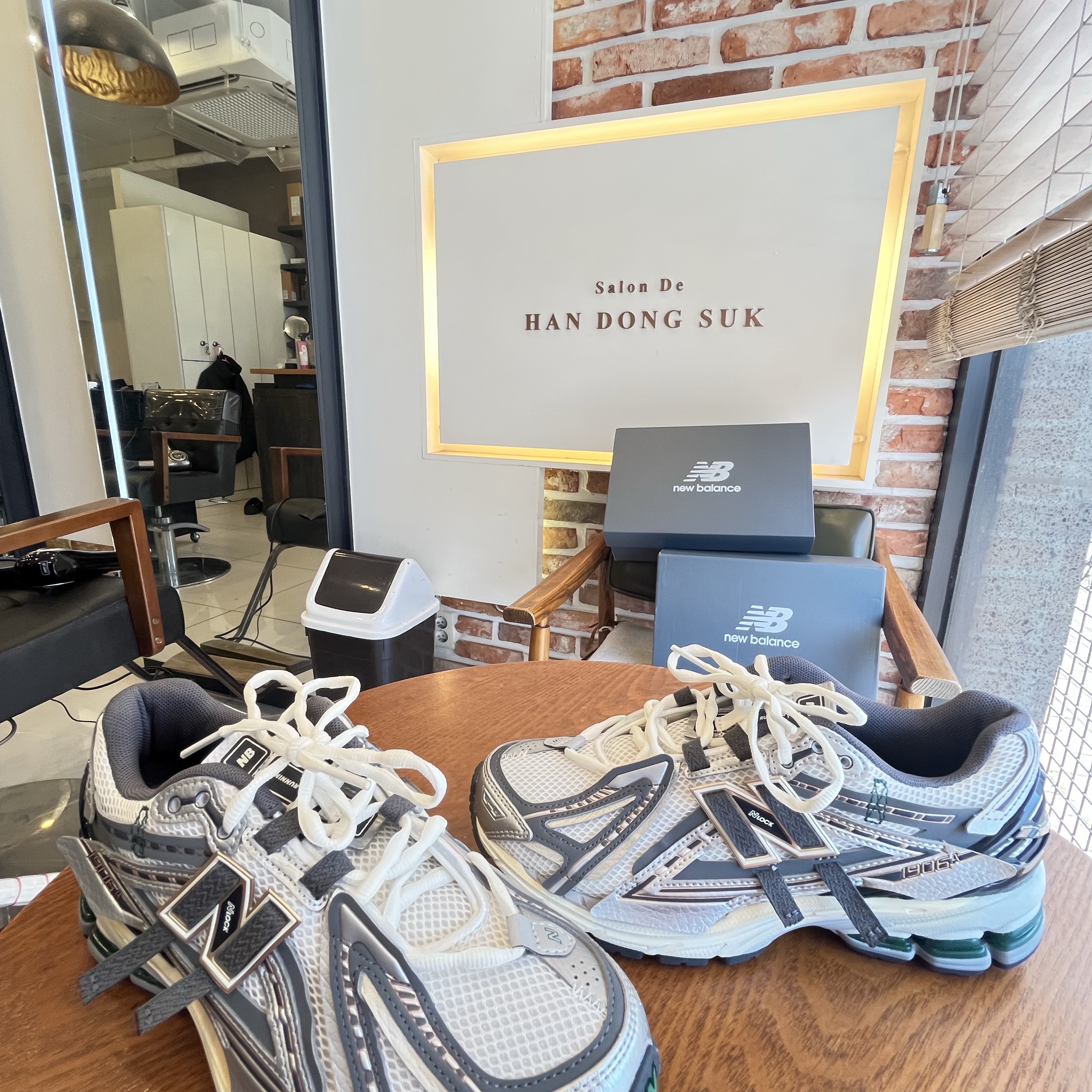New Balance 1906A Silver Metallic Castlerock 착용 스타일 - 5
