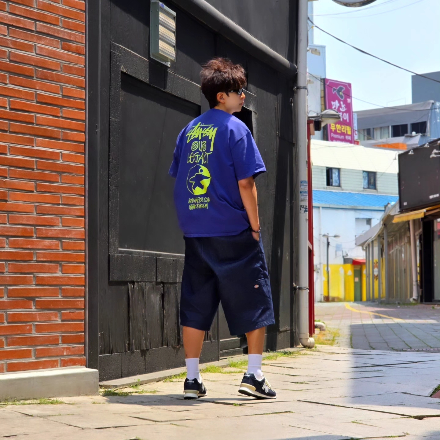 Stussy x Our Legacy Surfman Pigment Dyed T-Shirt Blueberry, Dickies Loose Fit 13 Inch Flat Front Work Shorts Dark Navy 착용 스타일 - 5