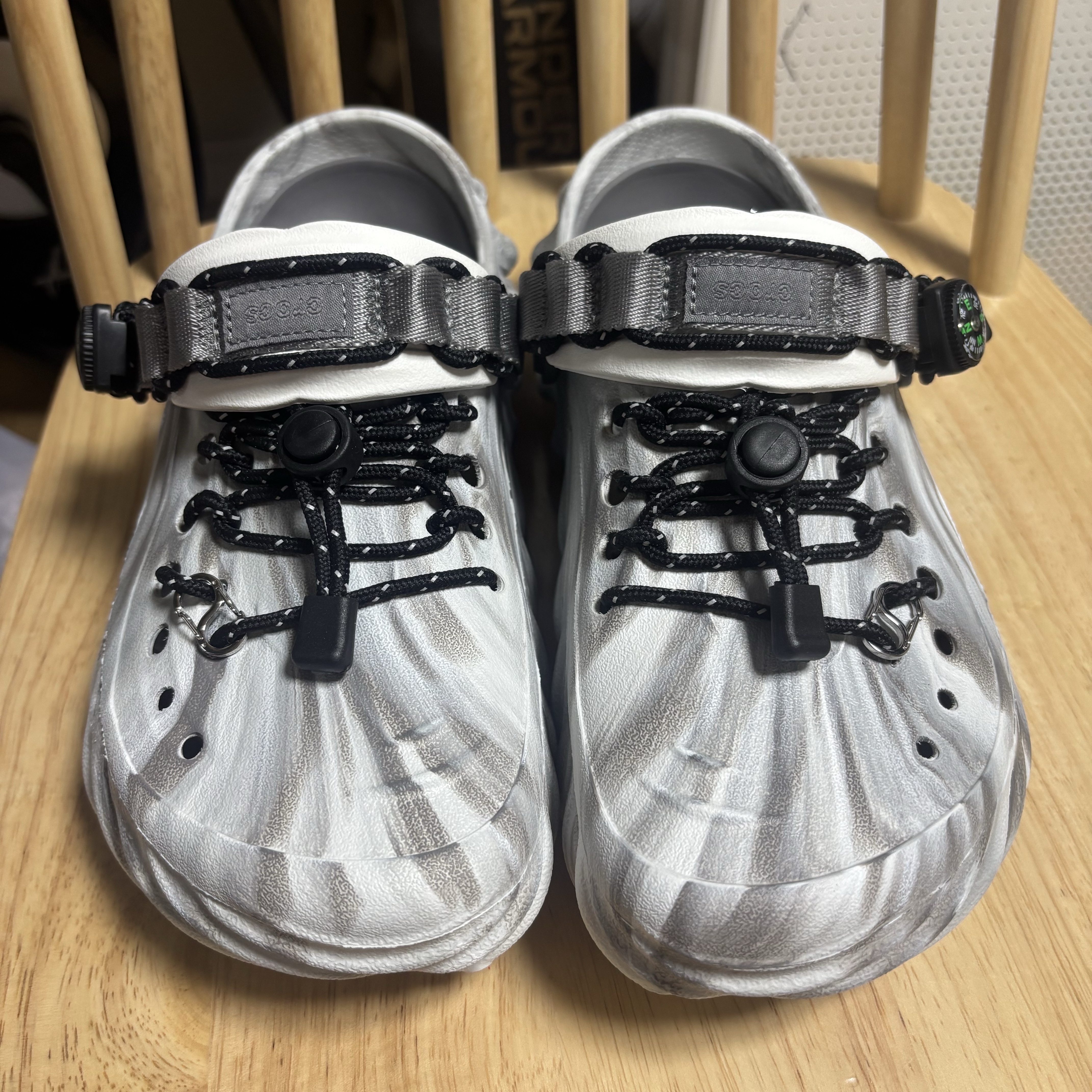 Crocs Echo Marbled Clog Moonlight Multi 착용 스타일 - 2