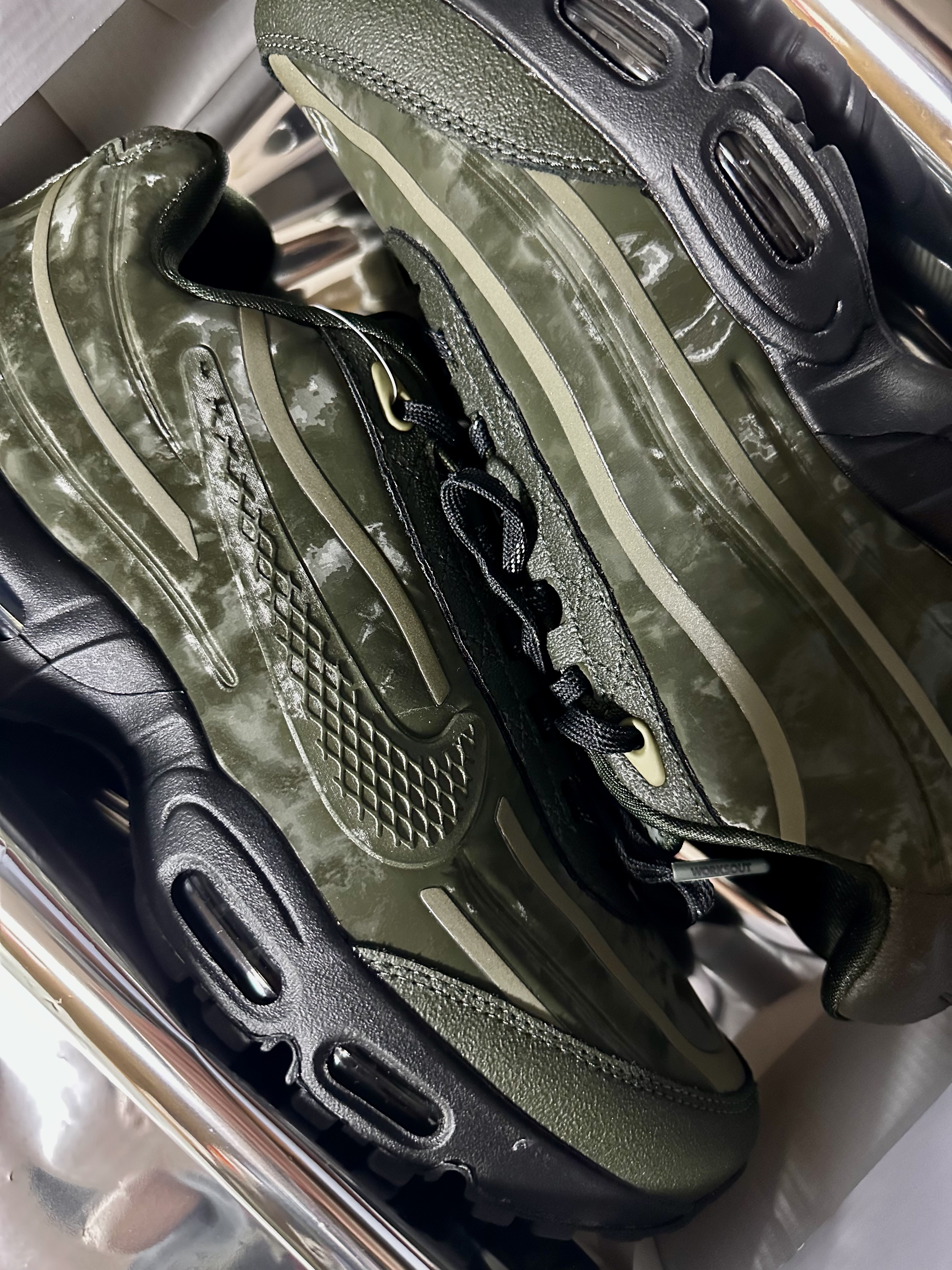 Nike x Worksout Air Max 95 Medium Olive and Sequoia 착용 스타일 - 4