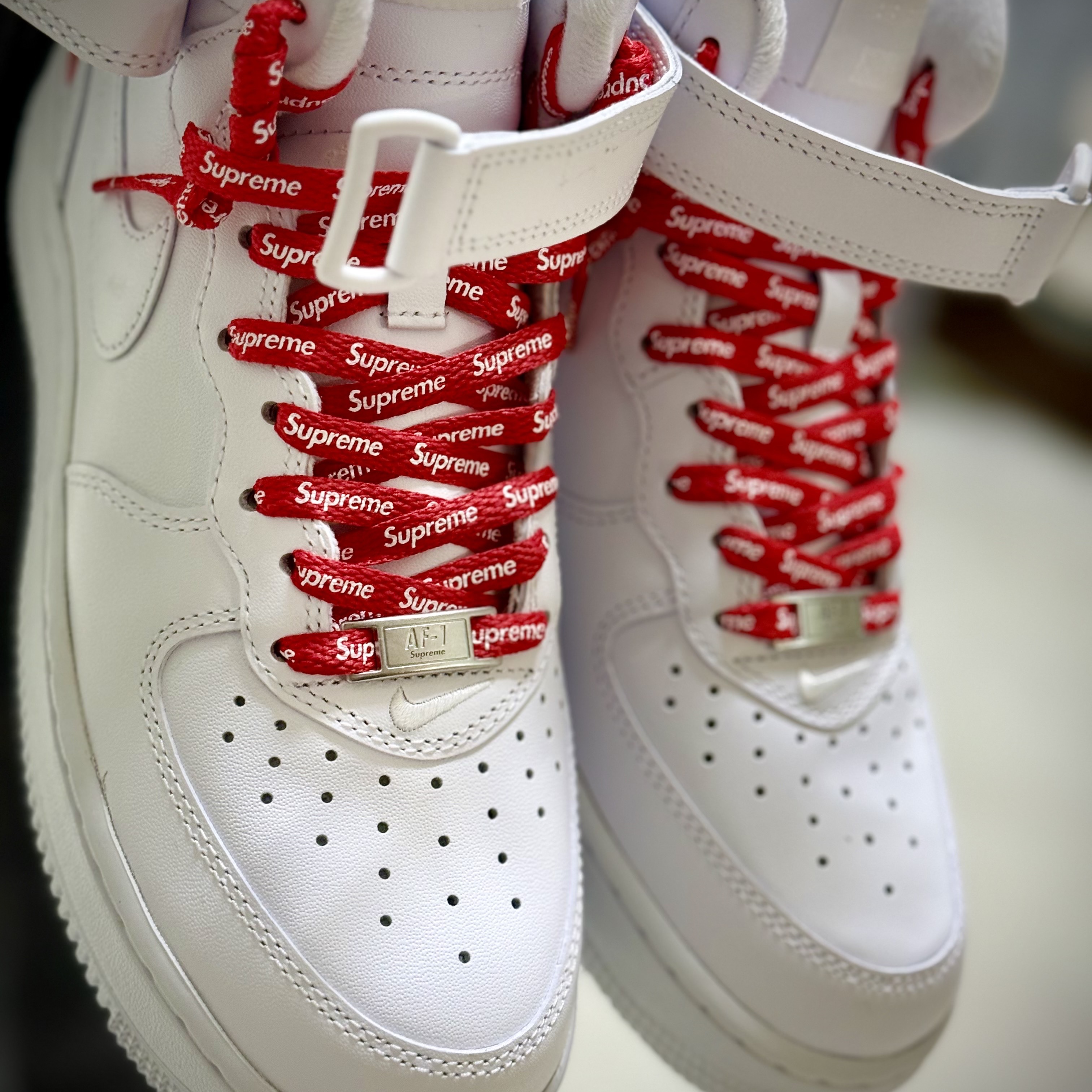Nike x Supreme Air Force 1 Mid White 착용 스타일