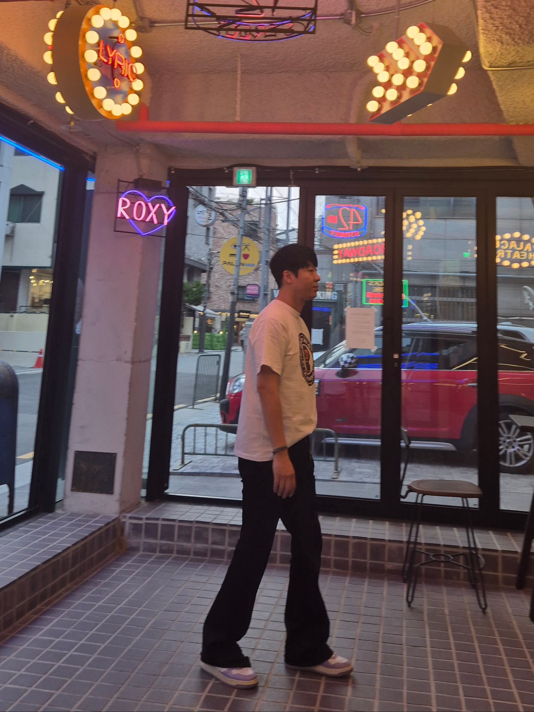 BAPE Neon Camo Milo Busy Works T-Shirt White, Undermycar Mu.30 Anti Fxxking Logo Play Stretch Flare Black Jeans 착용 스타일 - 2
