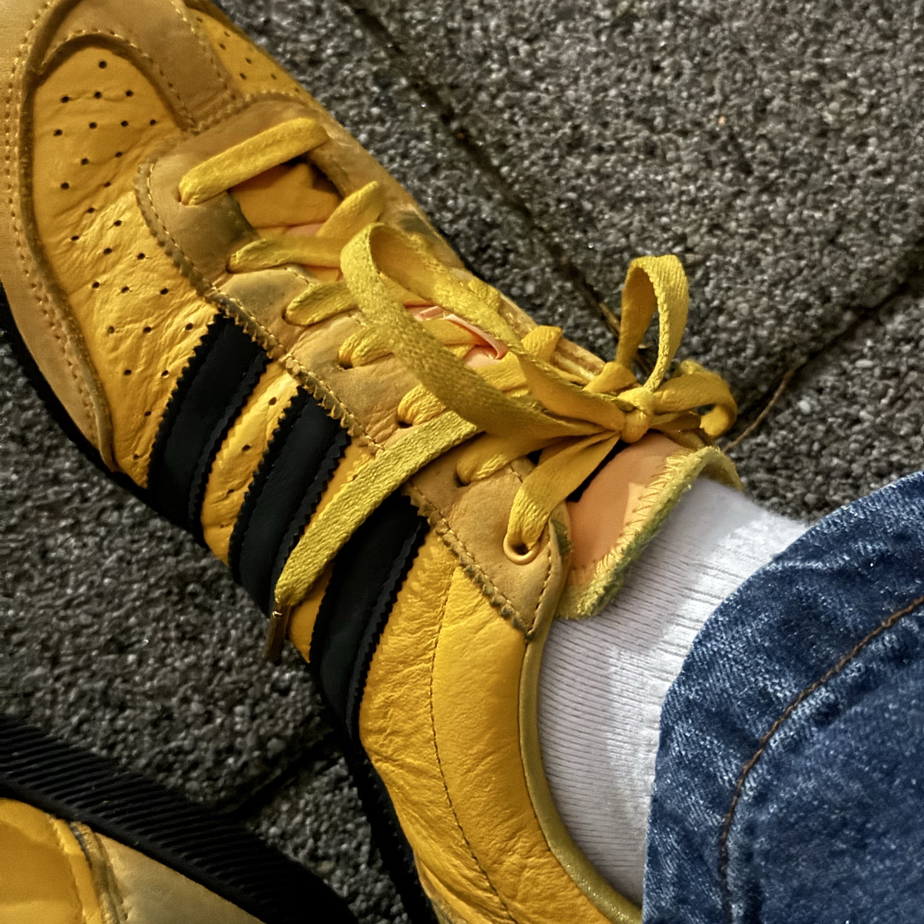 (W) Adidas Originals Japan Crew Yellow Core Black 착용 스타일