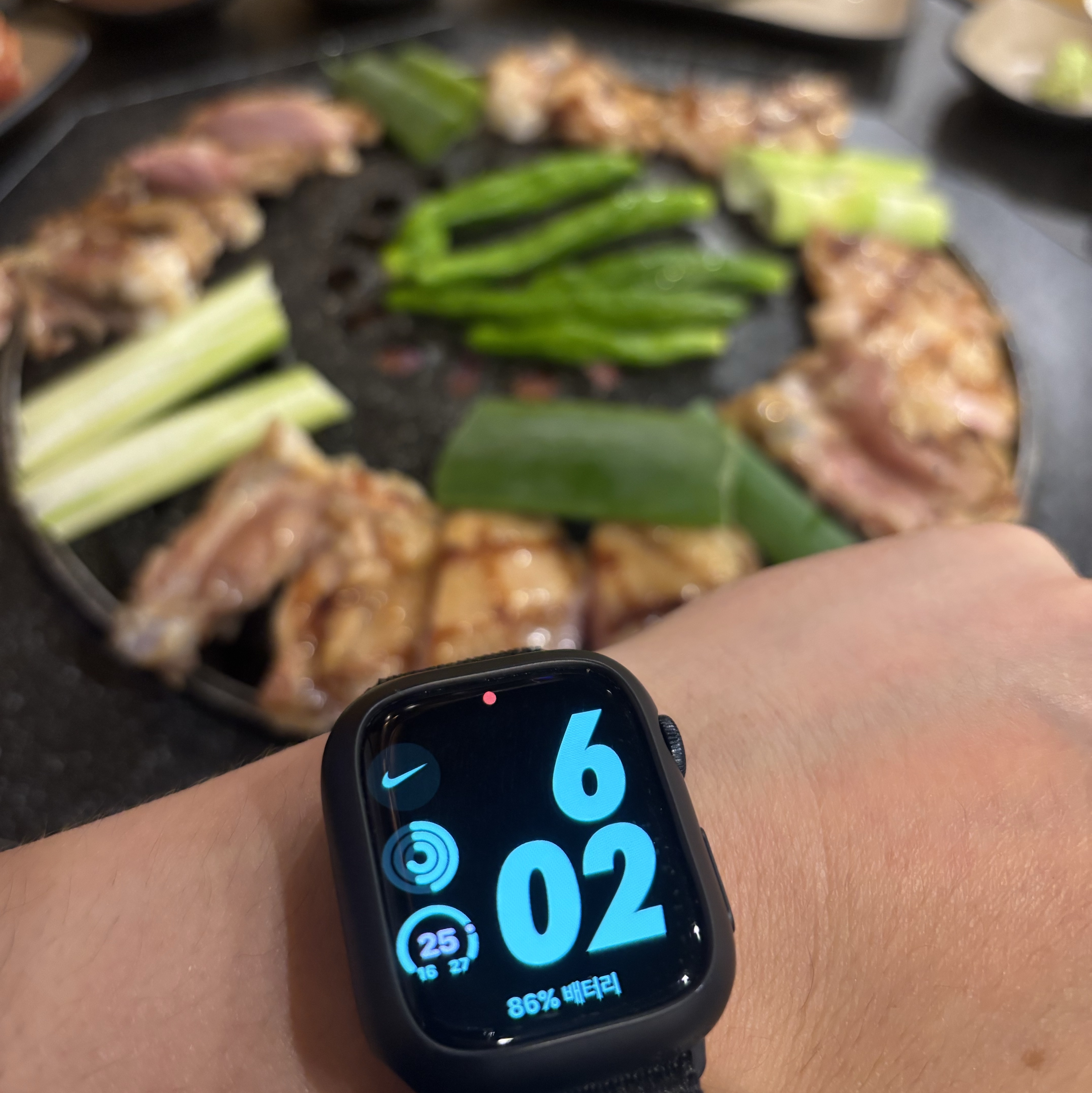 Apple Watch Series 8 41mm Cellular Midnight Aluminum Case with Sport Band Midnight (Korean Ver.) 착용 스타일 - 1
