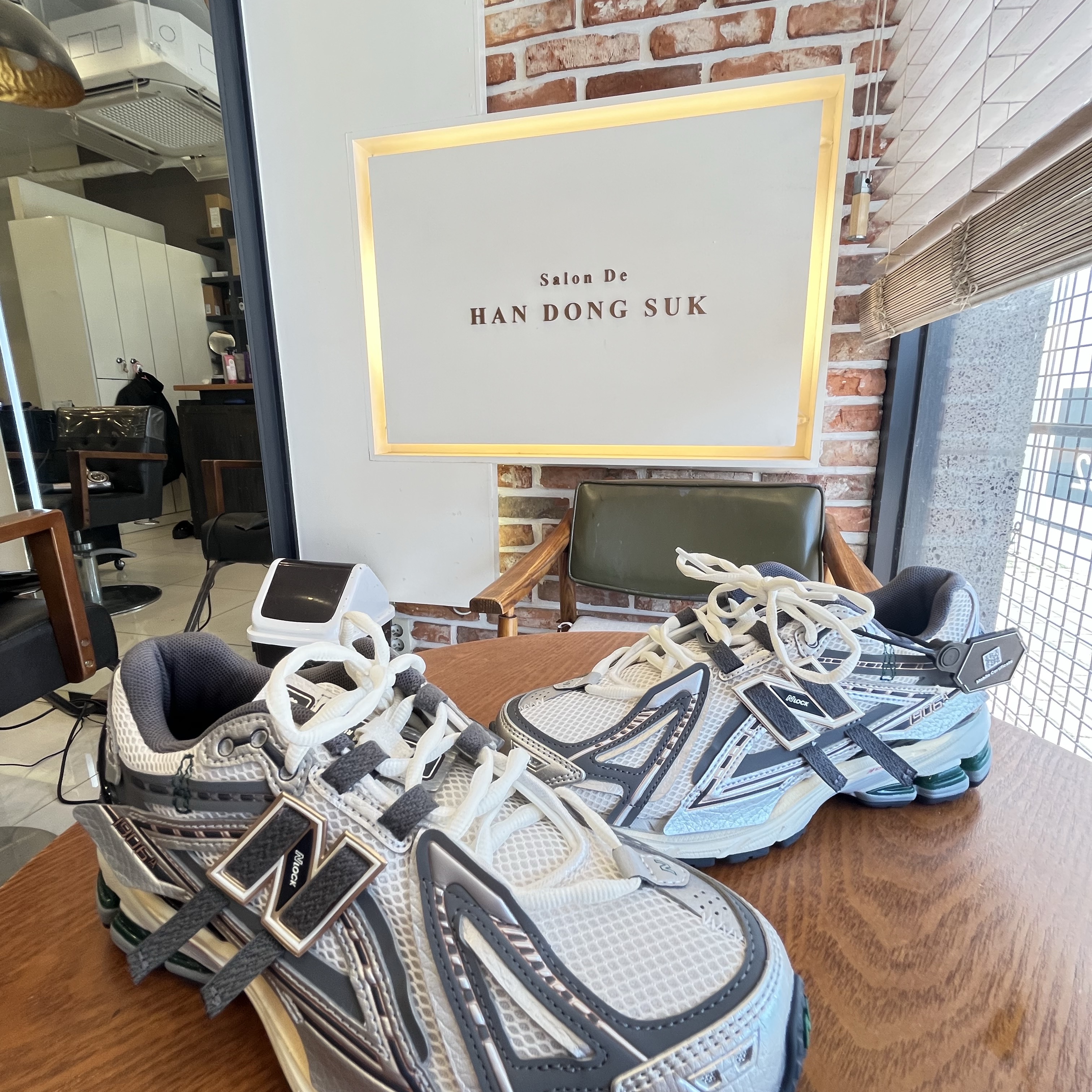 New Balance 1906A Silver Metallic Castlerock 착용 스타일 - 1