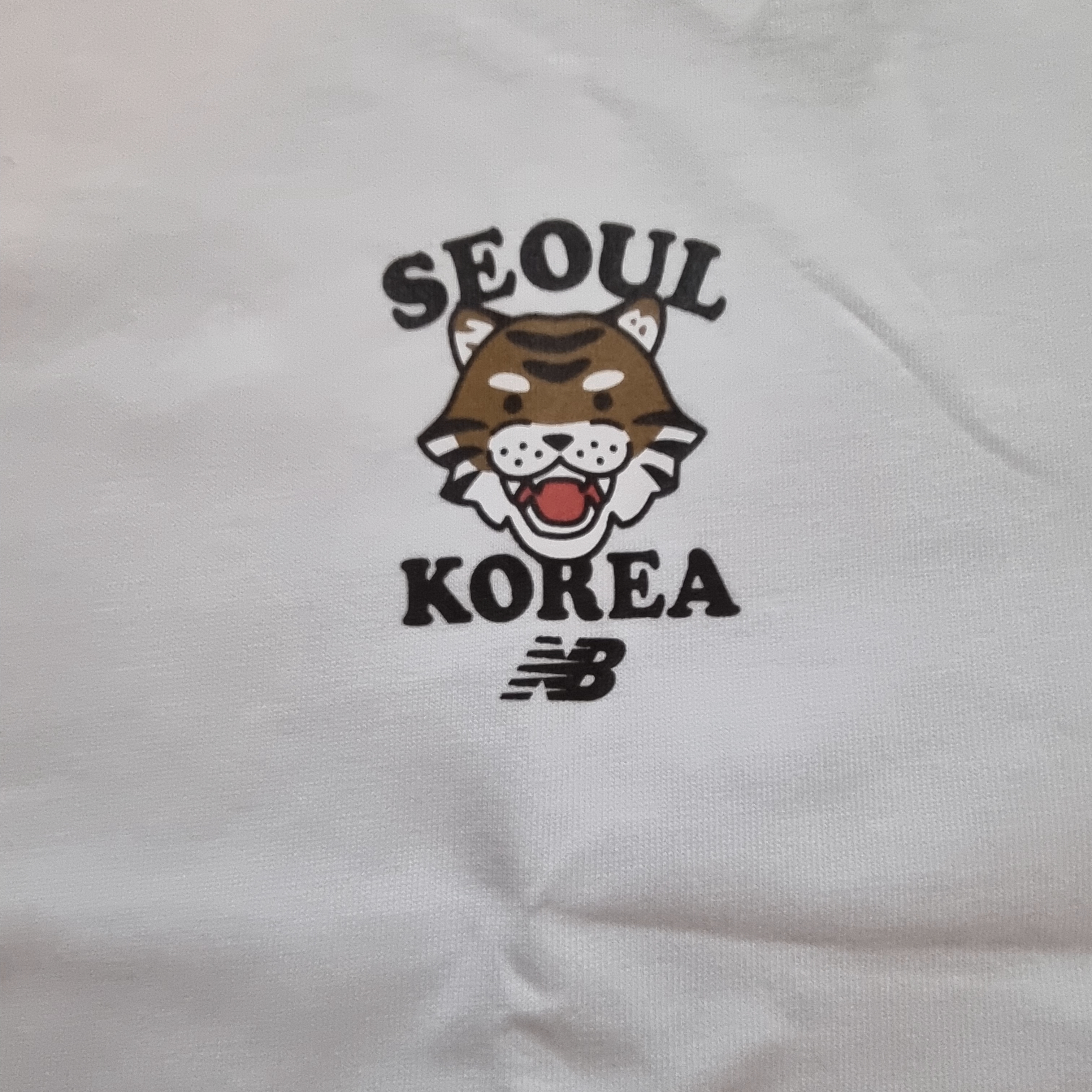 New Balance Seoul Tiger Semi Over Fit T-Shirt White 착용 스타일 - 2