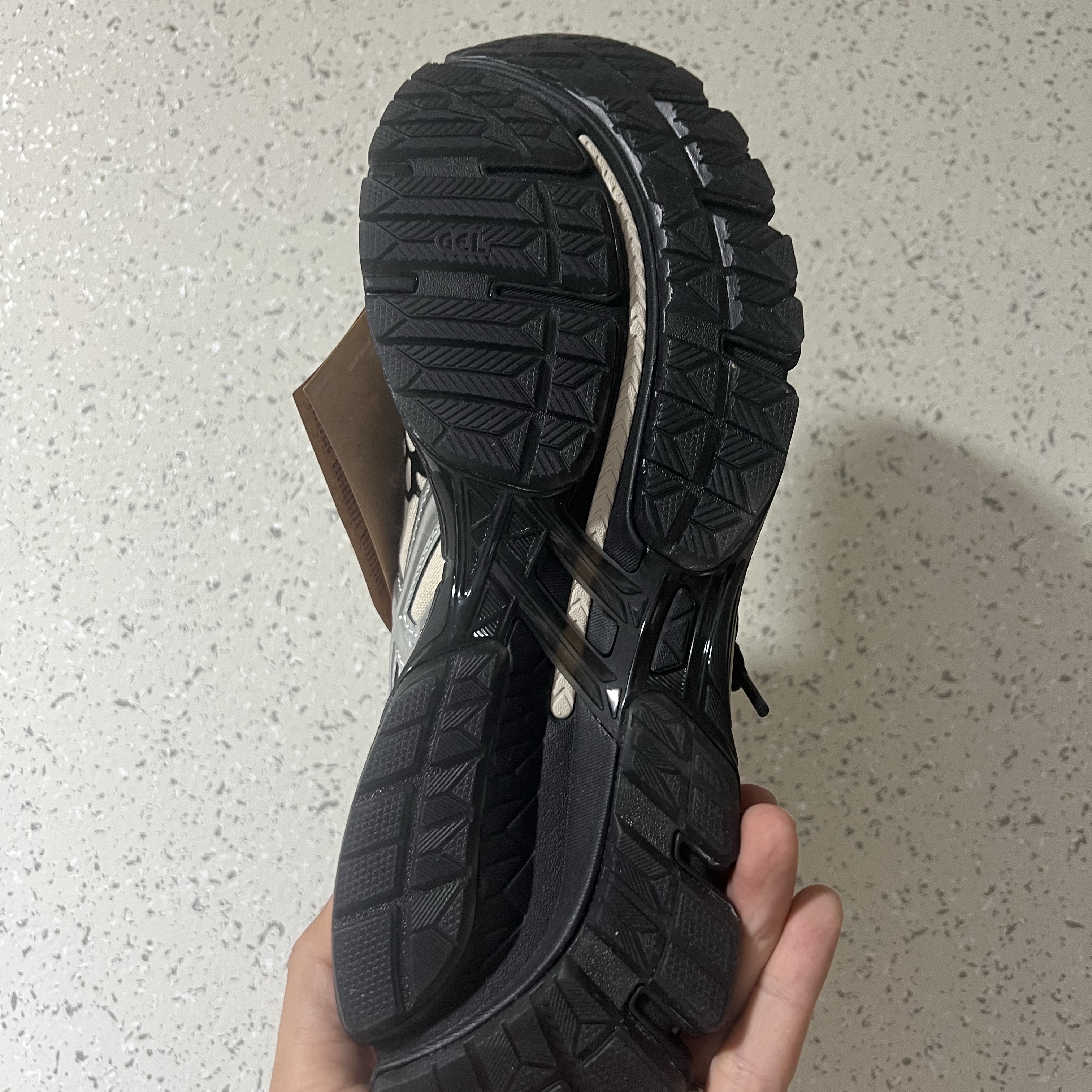 Asics x Cecilie Bahnsen Gel-Kayano 20 Vanilla Pure Silver 착용 스타일 - 4