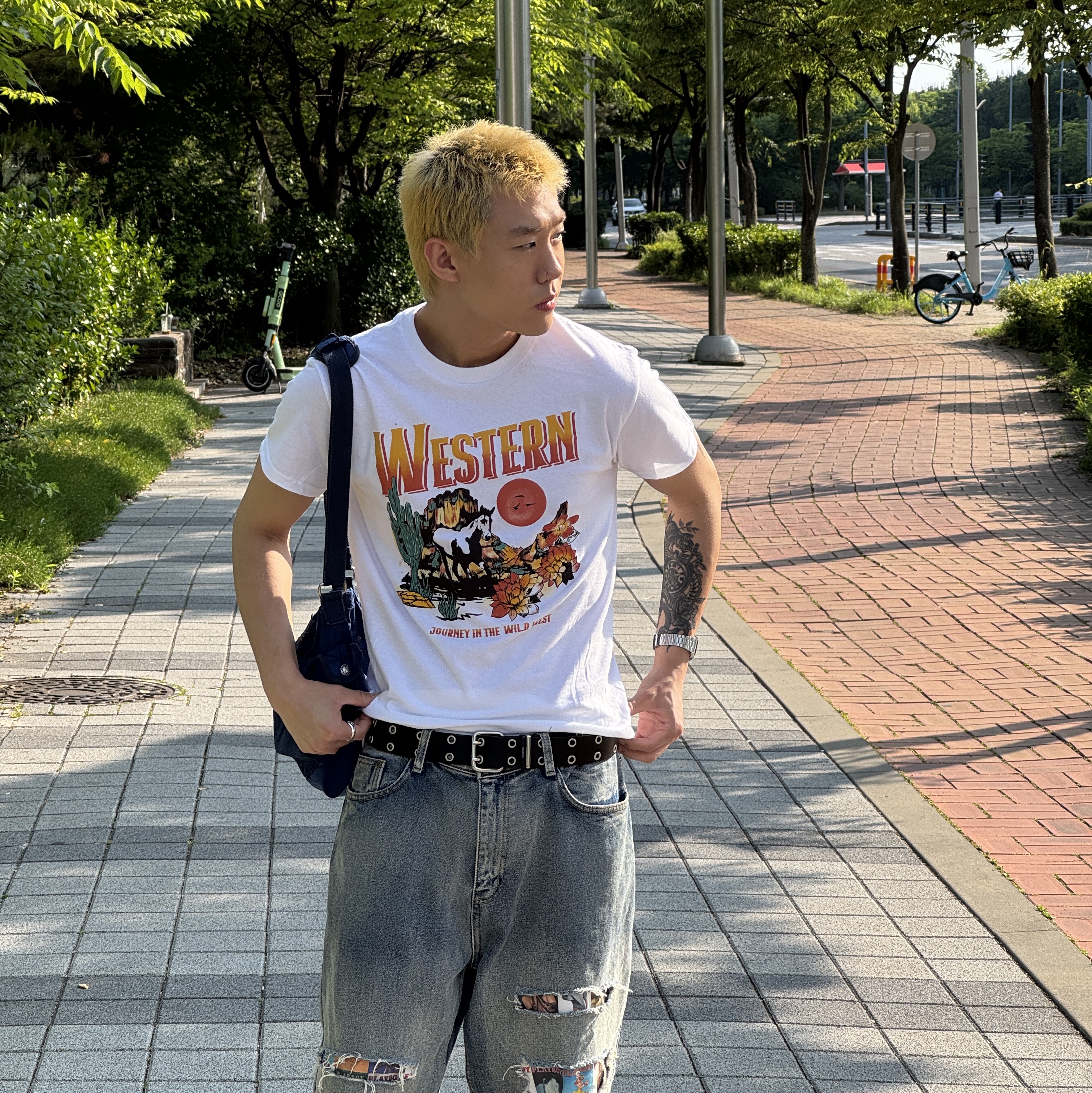 Gildan X American Collection Western T-Shirt White 착용 스타일 - 1