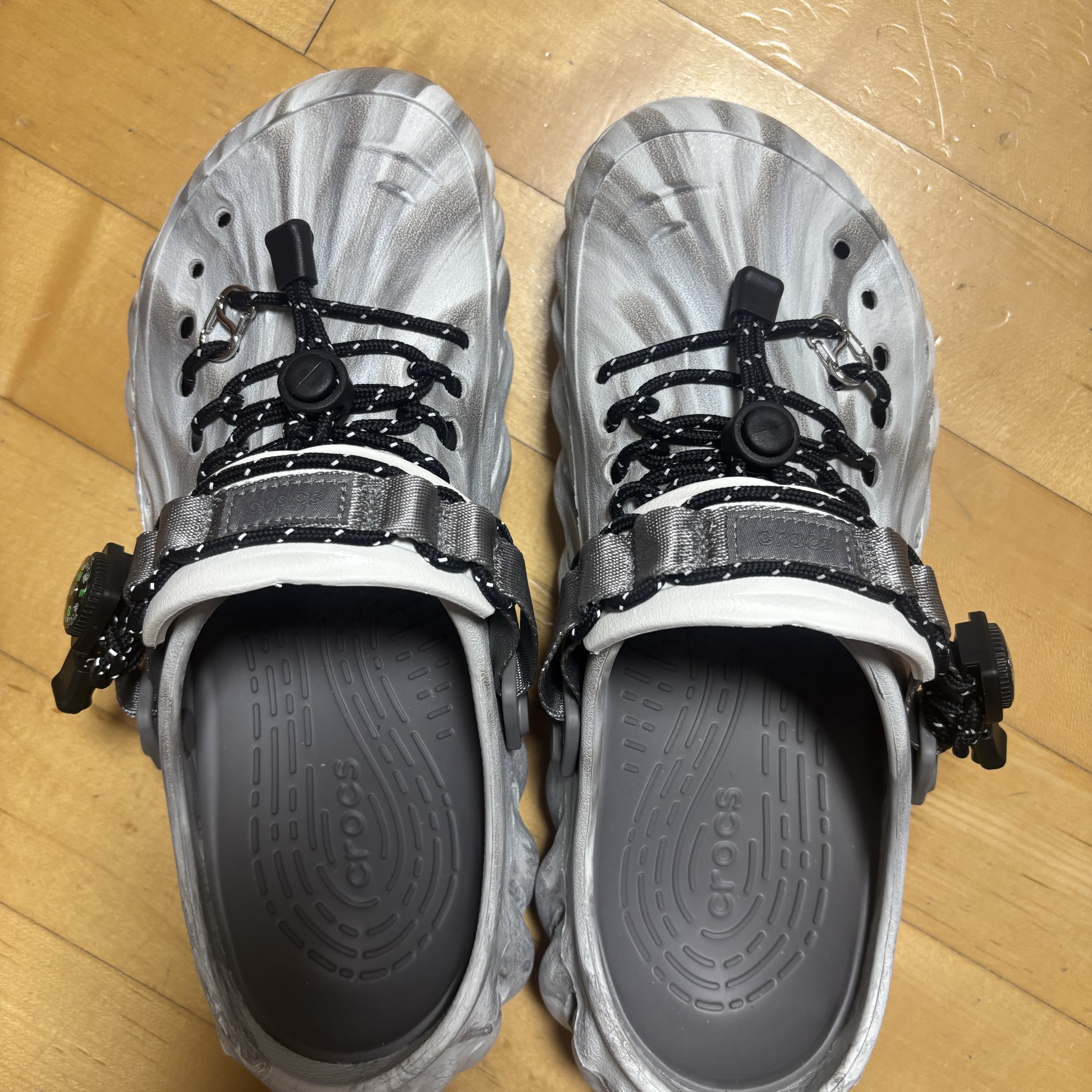 Crocs Echo Marbled Clog Moonlight Multi 착용 스타일 - 3