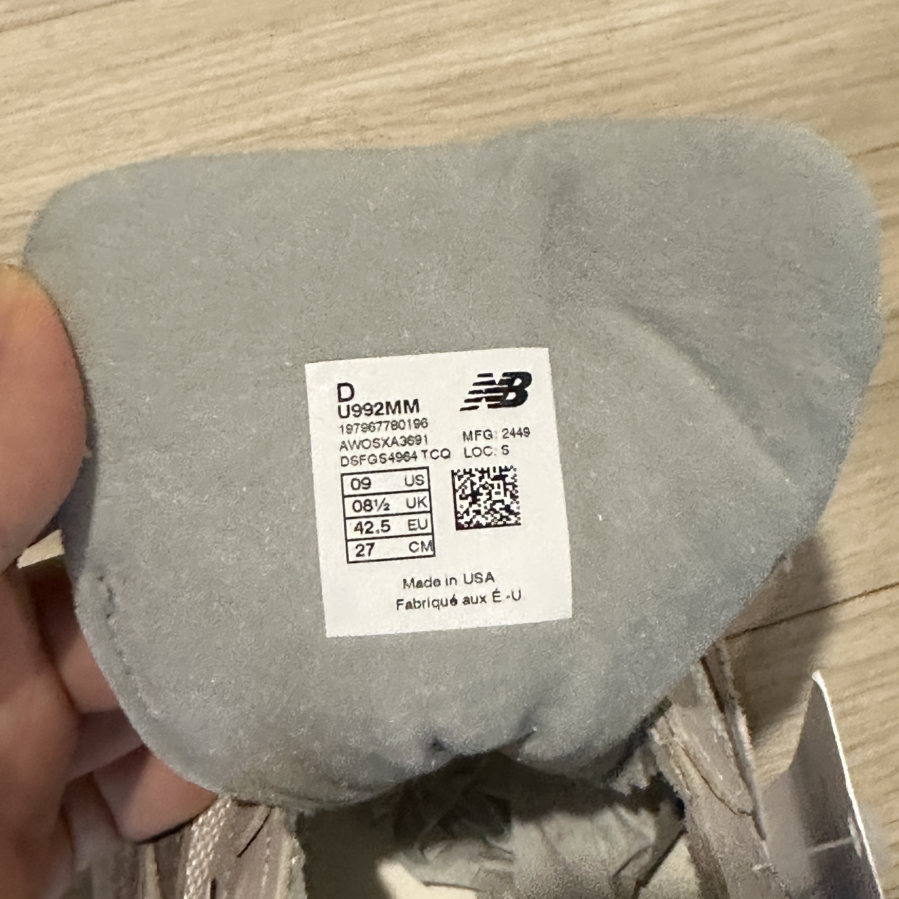 New Balance 992 Made in USA Moonrock Mushroom 착용 스타일 - 5
