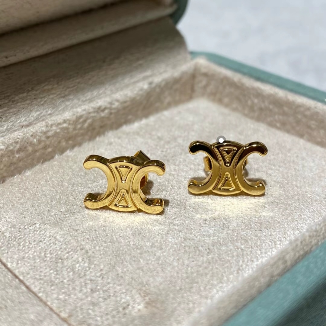 (W) Celine Triomphe Studs in Brass with Gold Finish Gold 착용 스타일