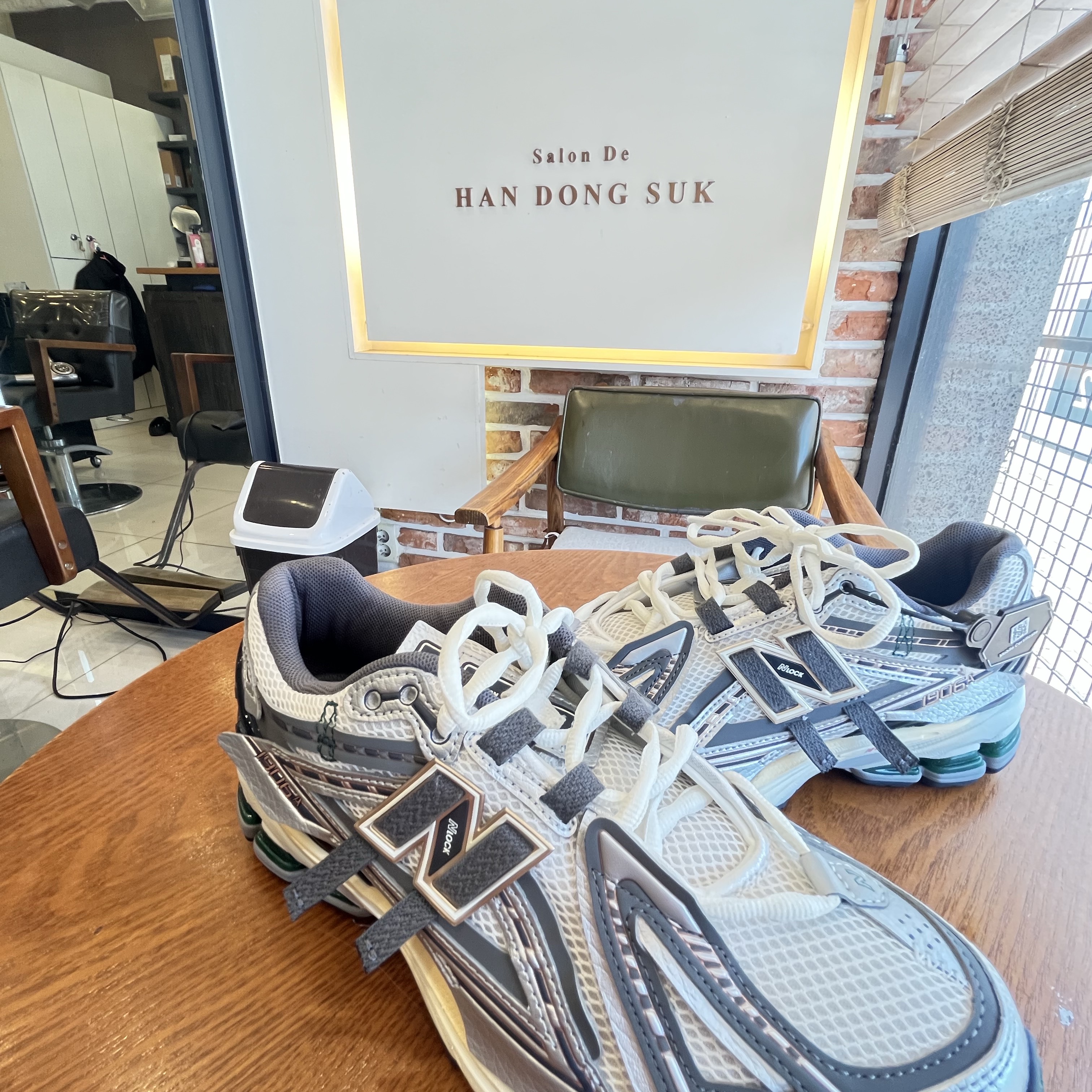 New Balance 1906A Silver Metallic Castlerock 착용 스타일 - 4