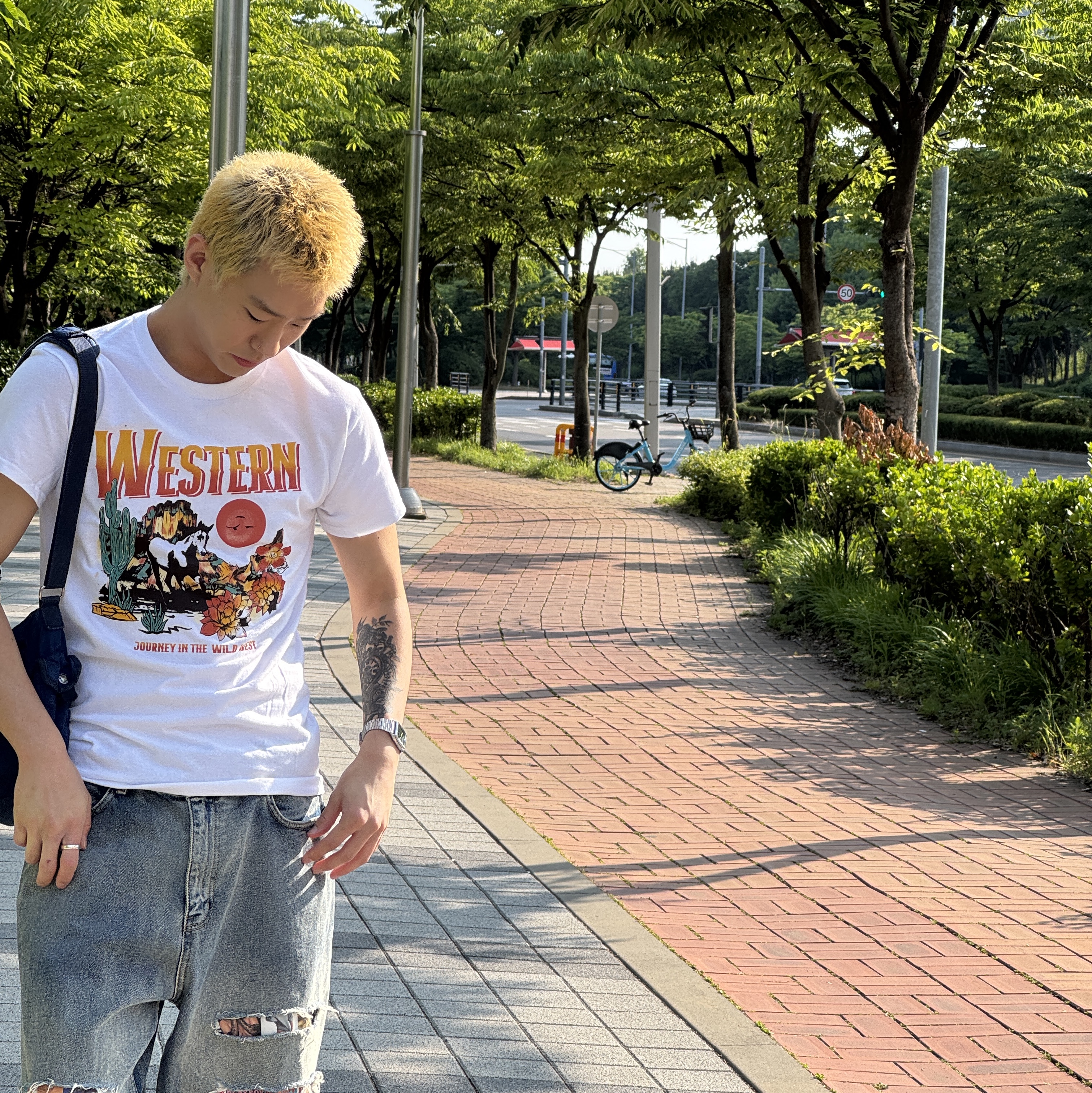 Gildan X American Collection Western T-Shirt White 착용 스타일 - 3