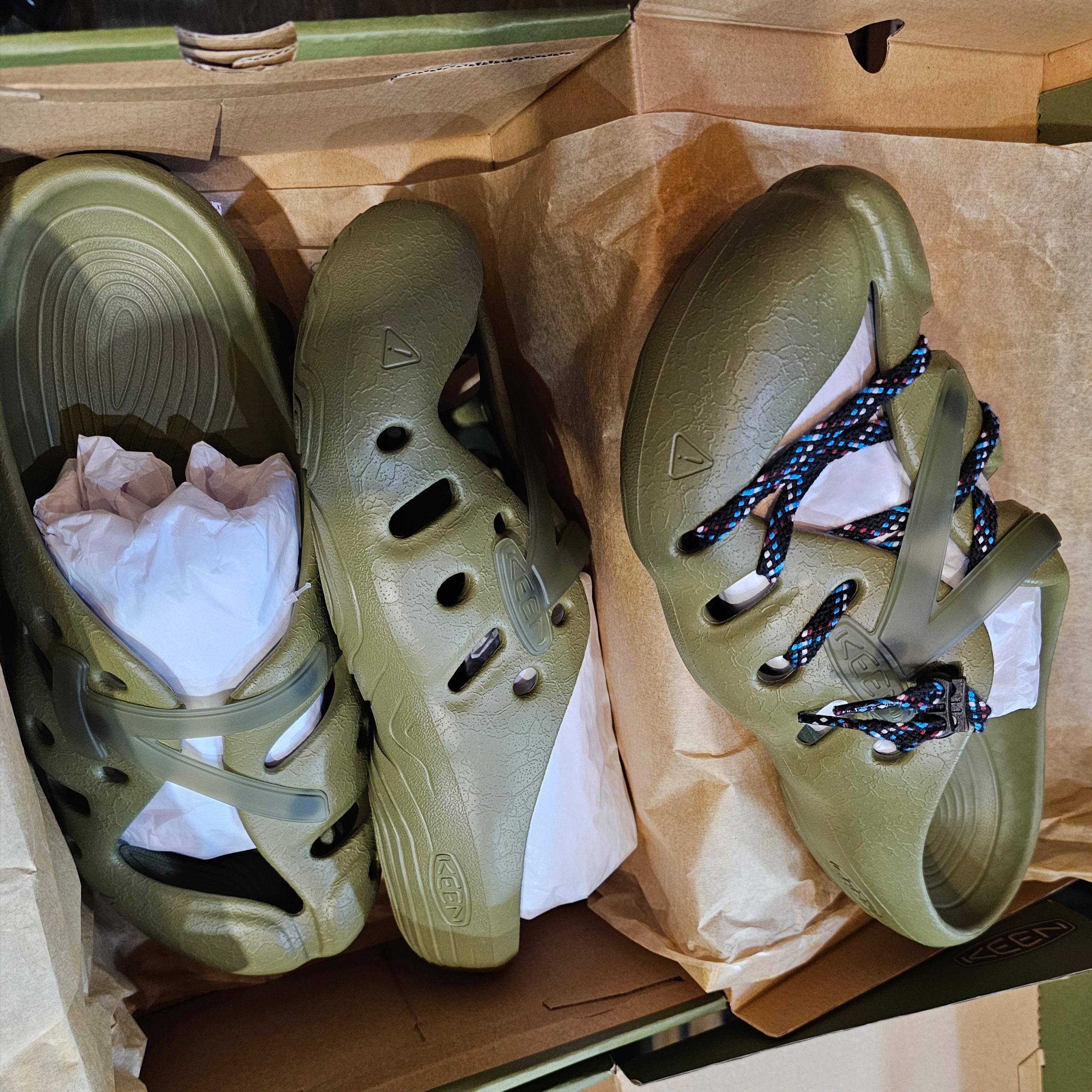 Keen Yogeez Clog Martini Olive 착용 스타일