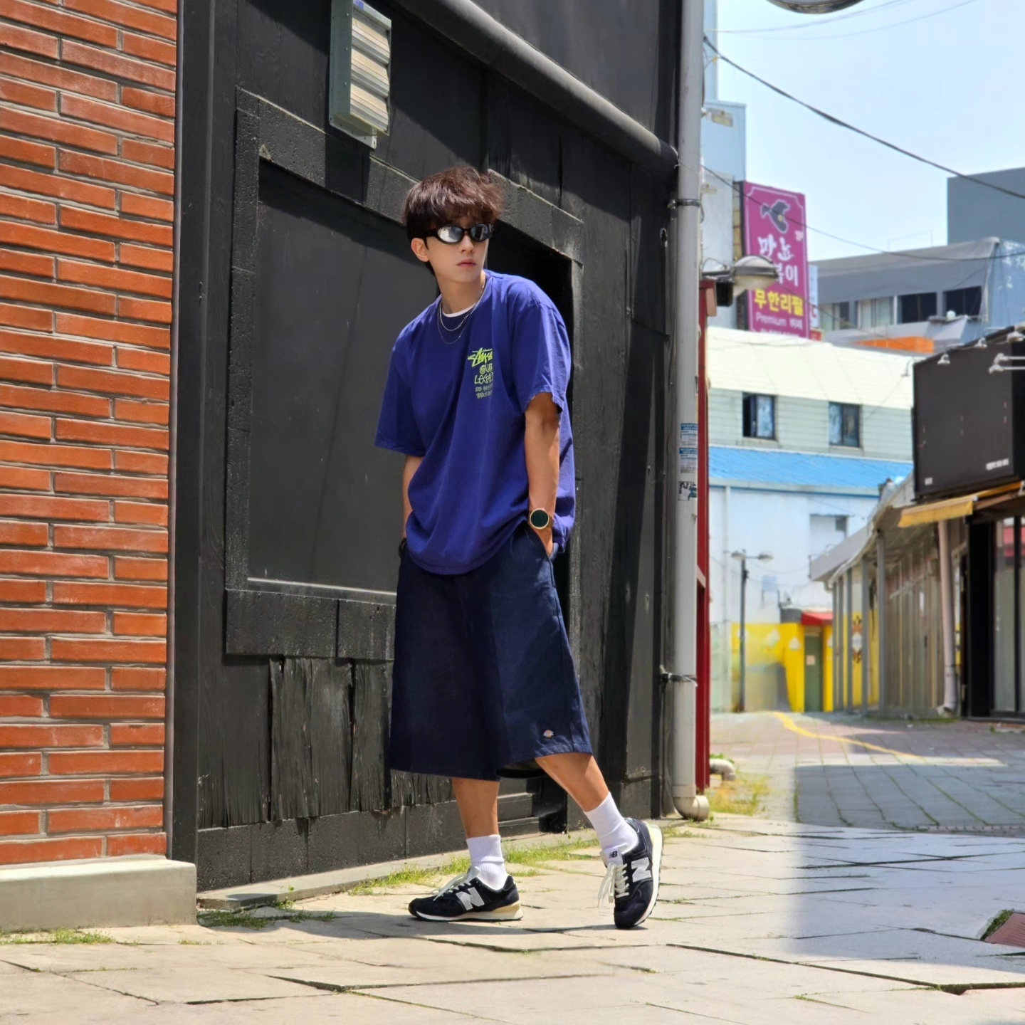 Stussy x Our Legacy Surfman Pigment Dyed T-Shirt Blueberry, Dickies Loose Fit 13 Inch Flat Front Work Shorts Dark Navy 착용 스타일 - 3