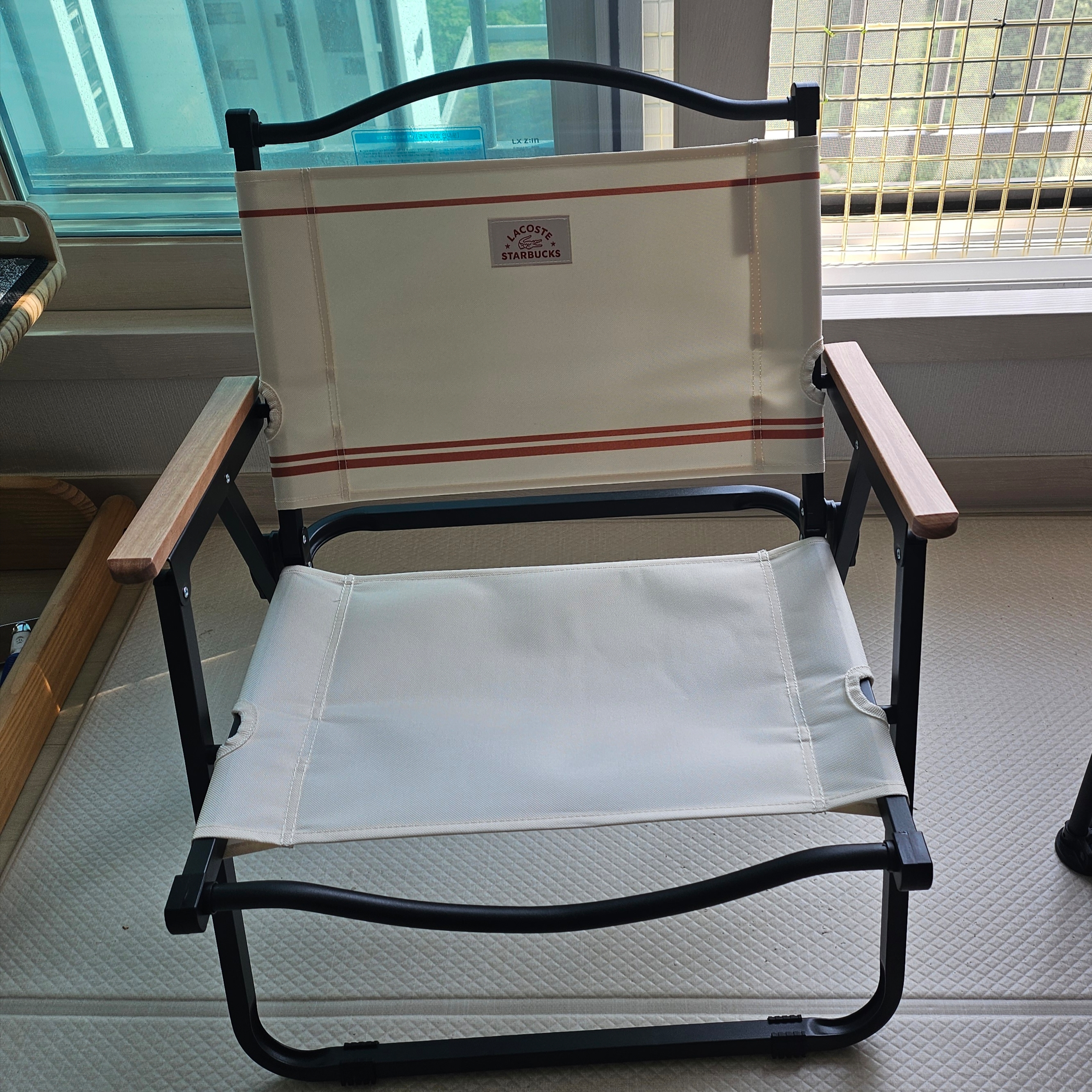 Starbucks x Lacoste Wide Folding Chair Ivory 착용 스타일