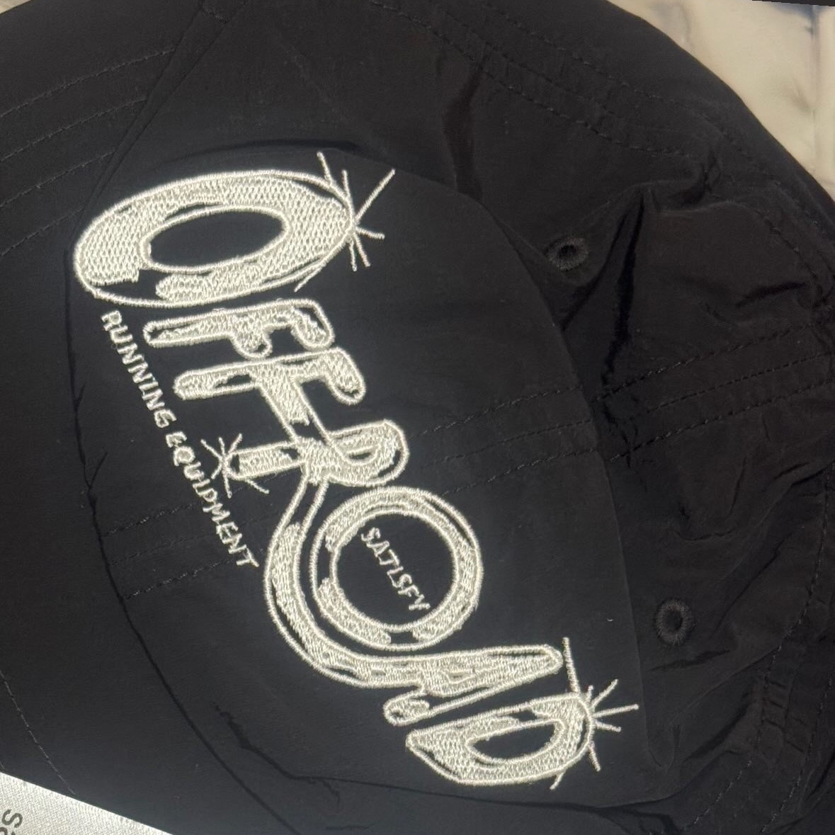 Satisfy FliteSilk Running Cap Black 착용 스타일