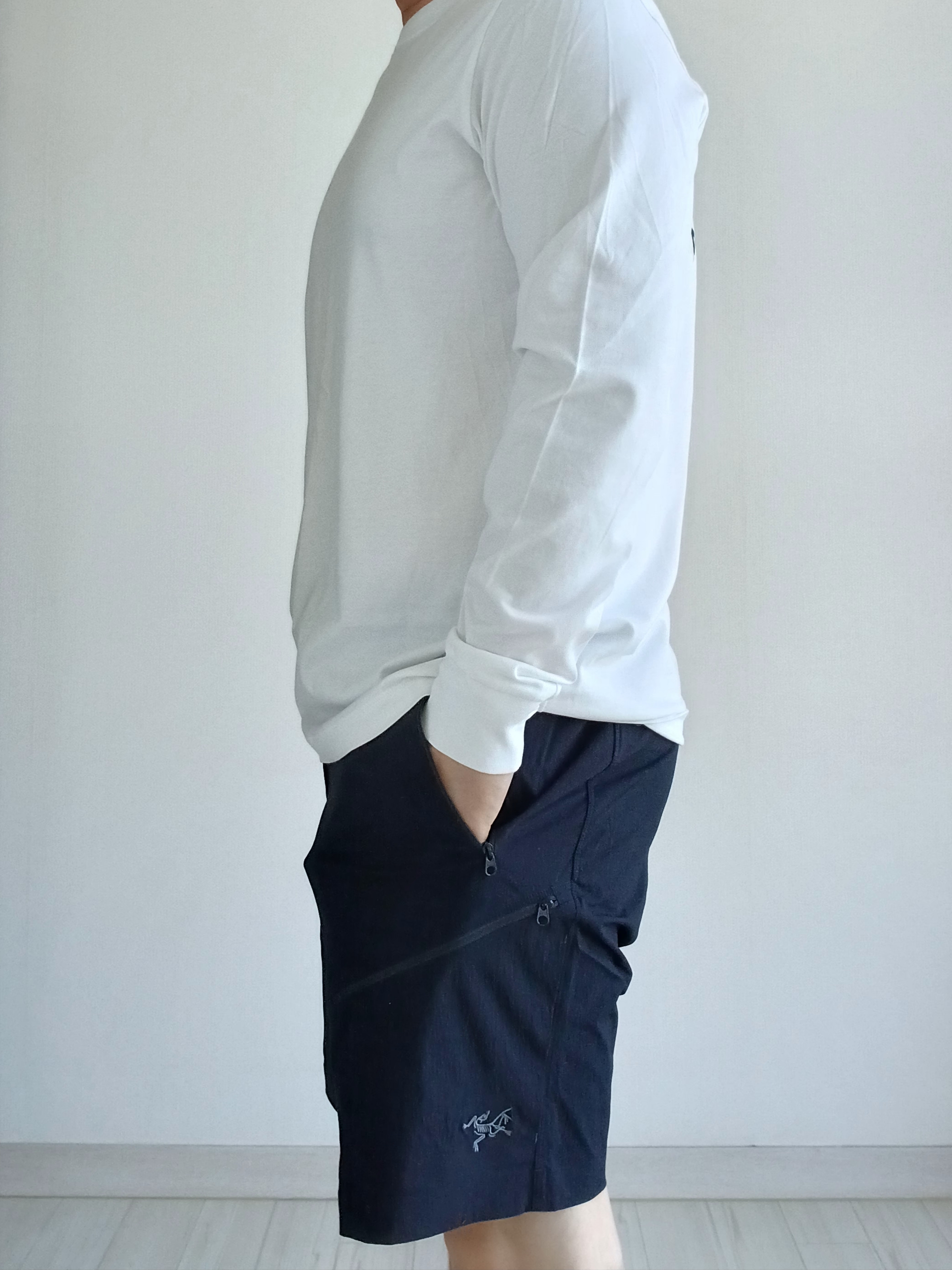 Arc'teryx Arc'Multi Bird Logo LS T-Shirt White Light, Arc'teryx Gamma Quick Dry Shorts 9 Inch Black 착용 스타일 - 10