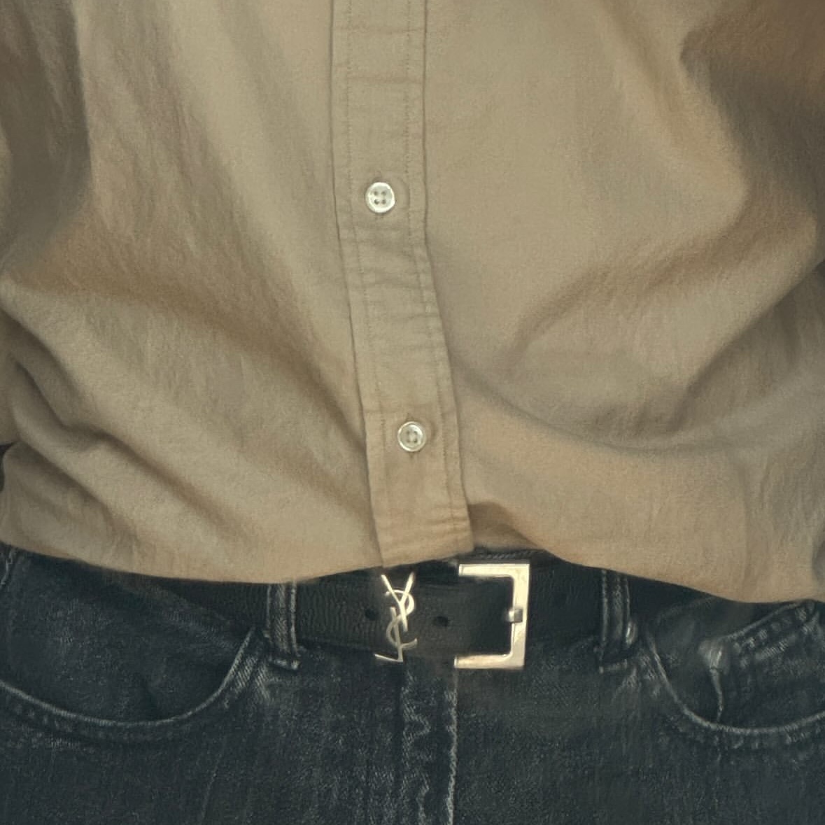 Saint Laurent Grained Leather Silver Monogram Belt Black 착용 스타일