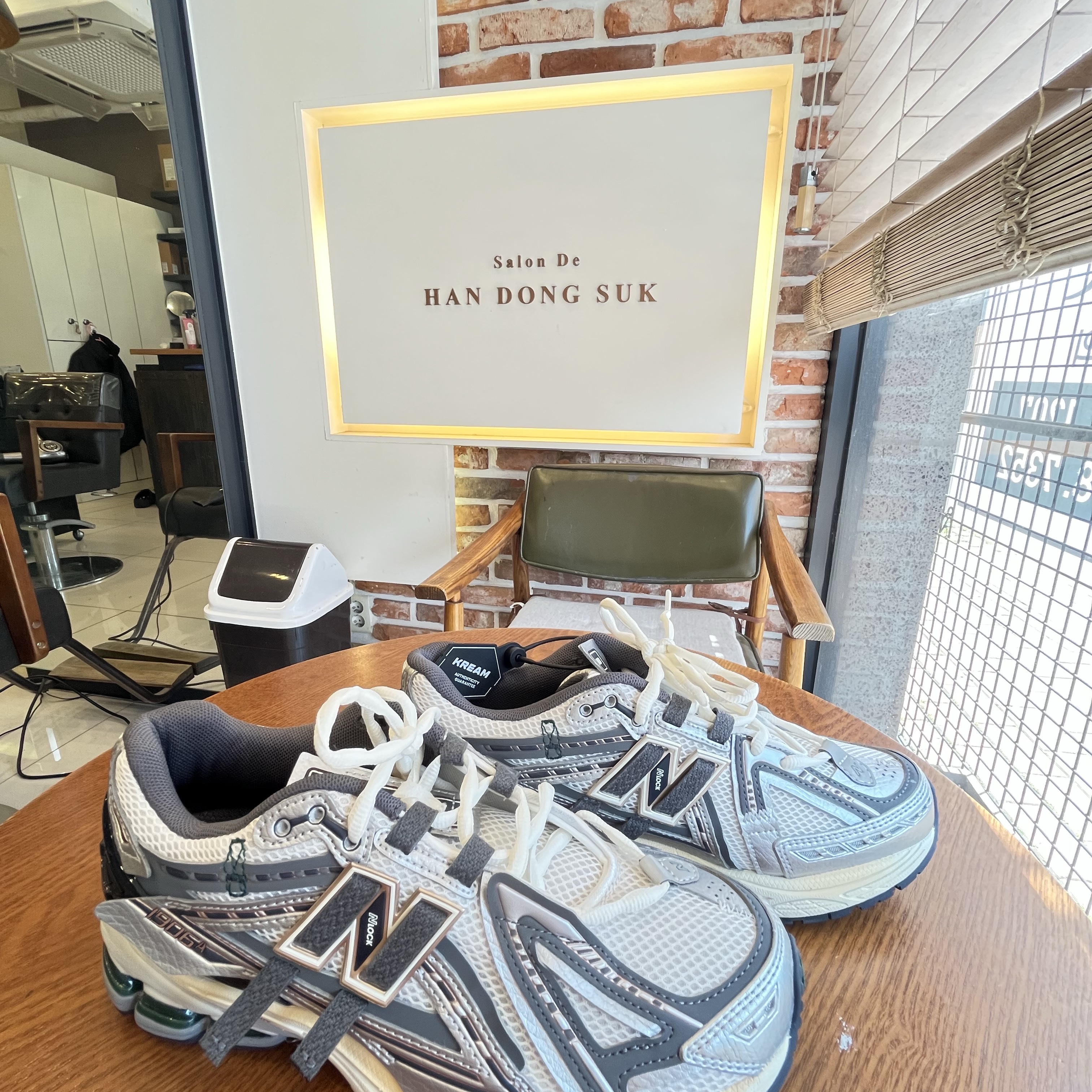New Balance 1906A Silver Metallic Castlerock 착용 스타일 - 2