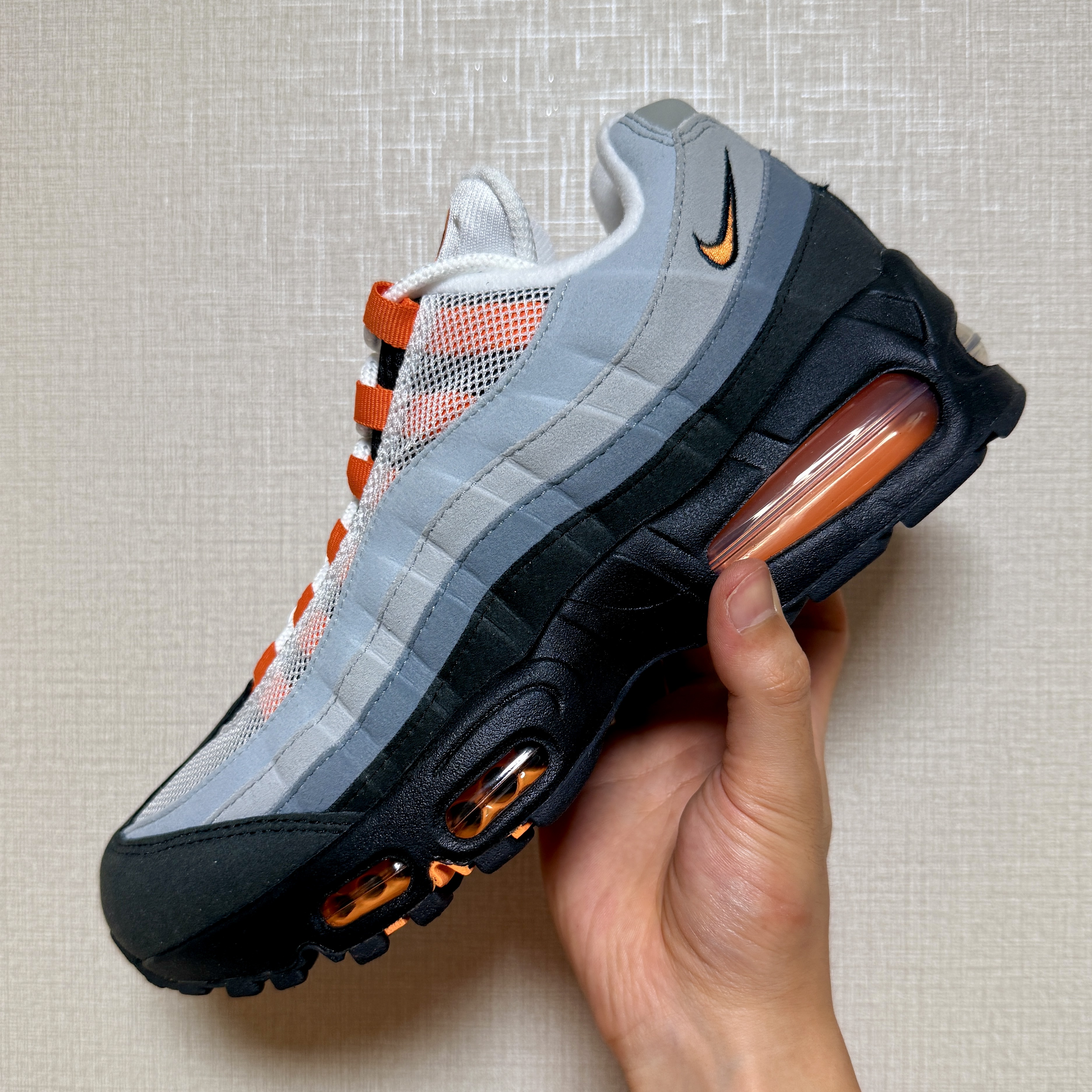 Nike Air Max 95 OG Bright Mandarin 착용 스타일 - 3