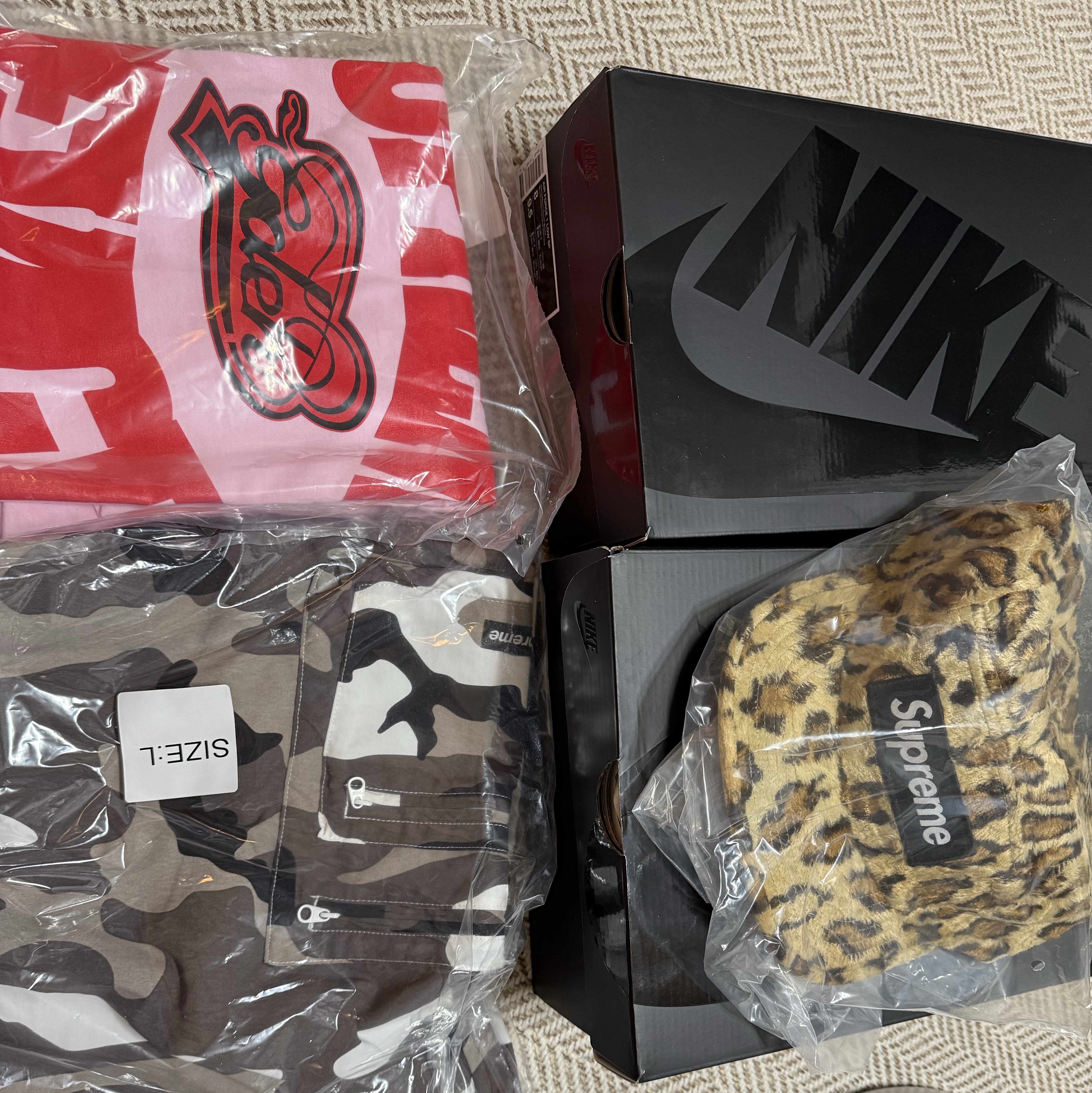 Nike x Supreme x GOODENOUGH Air Force 1 Low White - 25SS, Supreme Cargo Water Short Snow Camo - 25SS 착용 스타일
