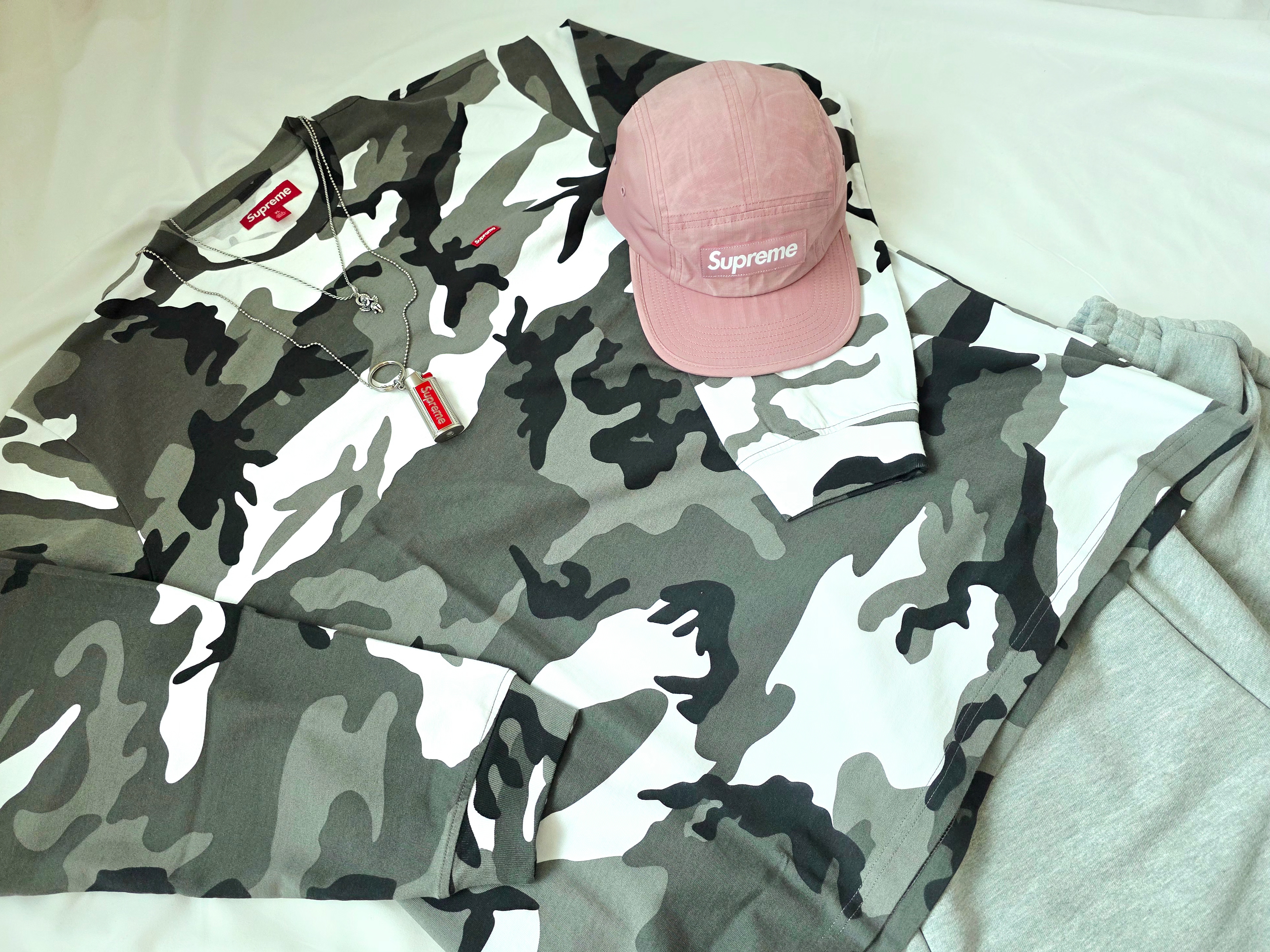 Supreme Small Box L/S T-Shirt Snow Camo - 25SS, MJD Wide Carpenter Bermuda Shorts Melange Grey 착용 스타일 - 4