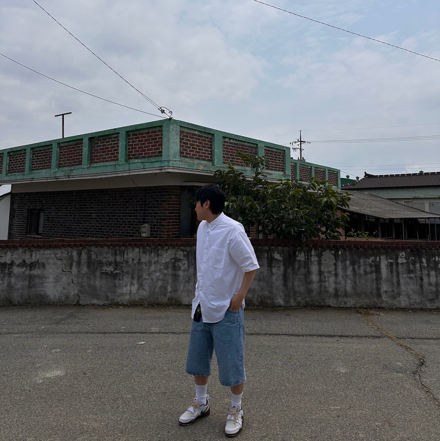Supreme Loose Fit S/S Oxford Shirt White - 24SS, Supreme x Marithe Francois Girbaud X-Seam Baggy Denim Shorts Washed Indigo - 25SS 착용 스타일 - 2