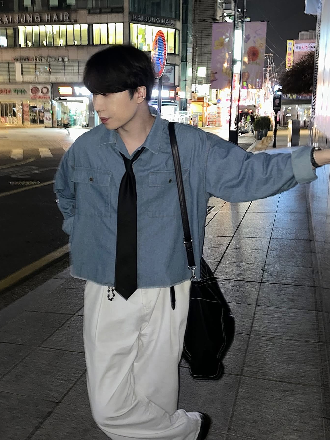 Matin Kim Big Coating Tote Bag Black, Monamhee x Peaceminusone Daihee Plush Keyring 착용 스타일 - 2