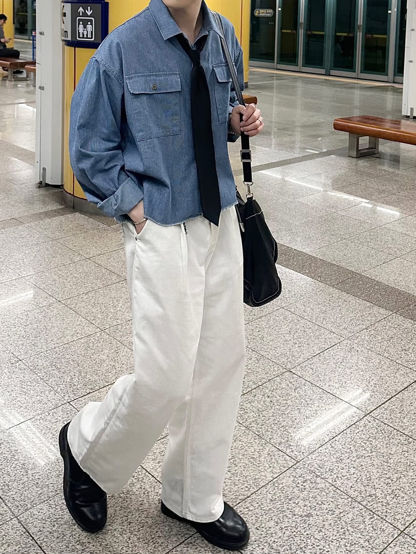 Matin Kim Big Coating Tote Bag Black, Monamhee x Peaceminusone Daihee Plush Keyring 착용 스타일 - 5