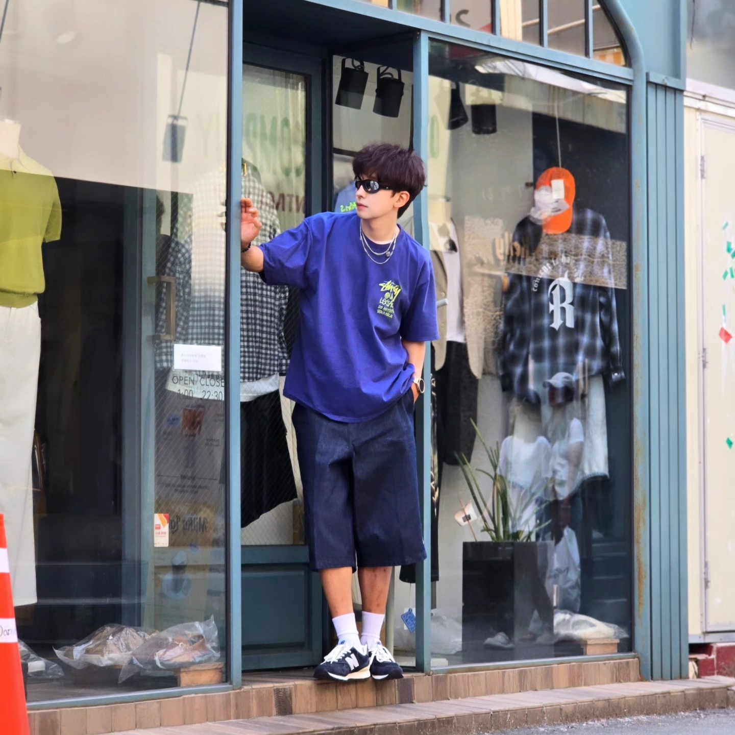 Stussy x Our Legacy Surfman Pigment Dyed T-Shirt Blueberry, Dickies Loose Fit 13 Inch Flat Front Work Shorts Dark Navy 착용 스타일 - 2
