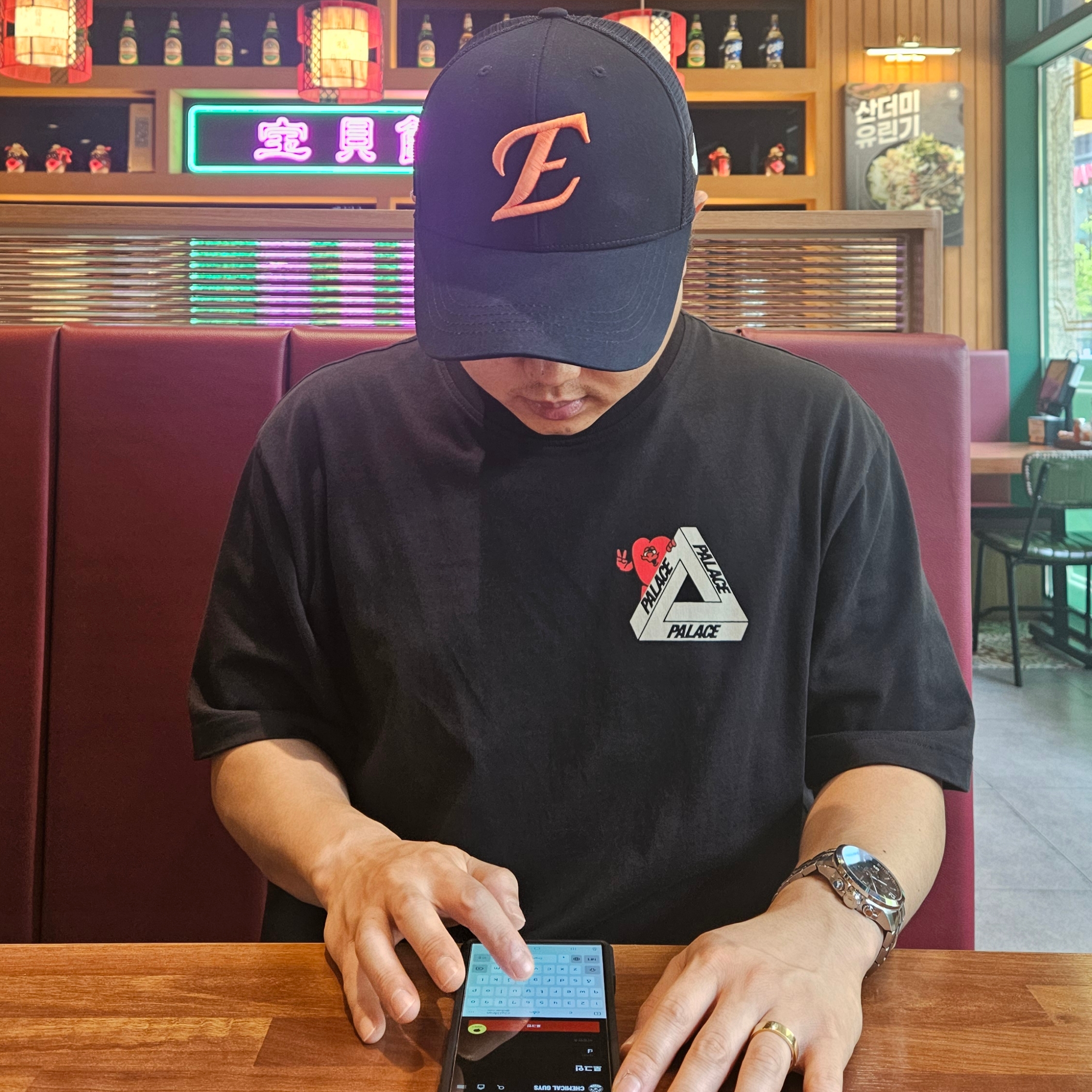 Jordan 1 Retro High OG Black Toe, Palace Tri-Hearts T-Shirt Black - 24SS 착용 스타일 - 4
