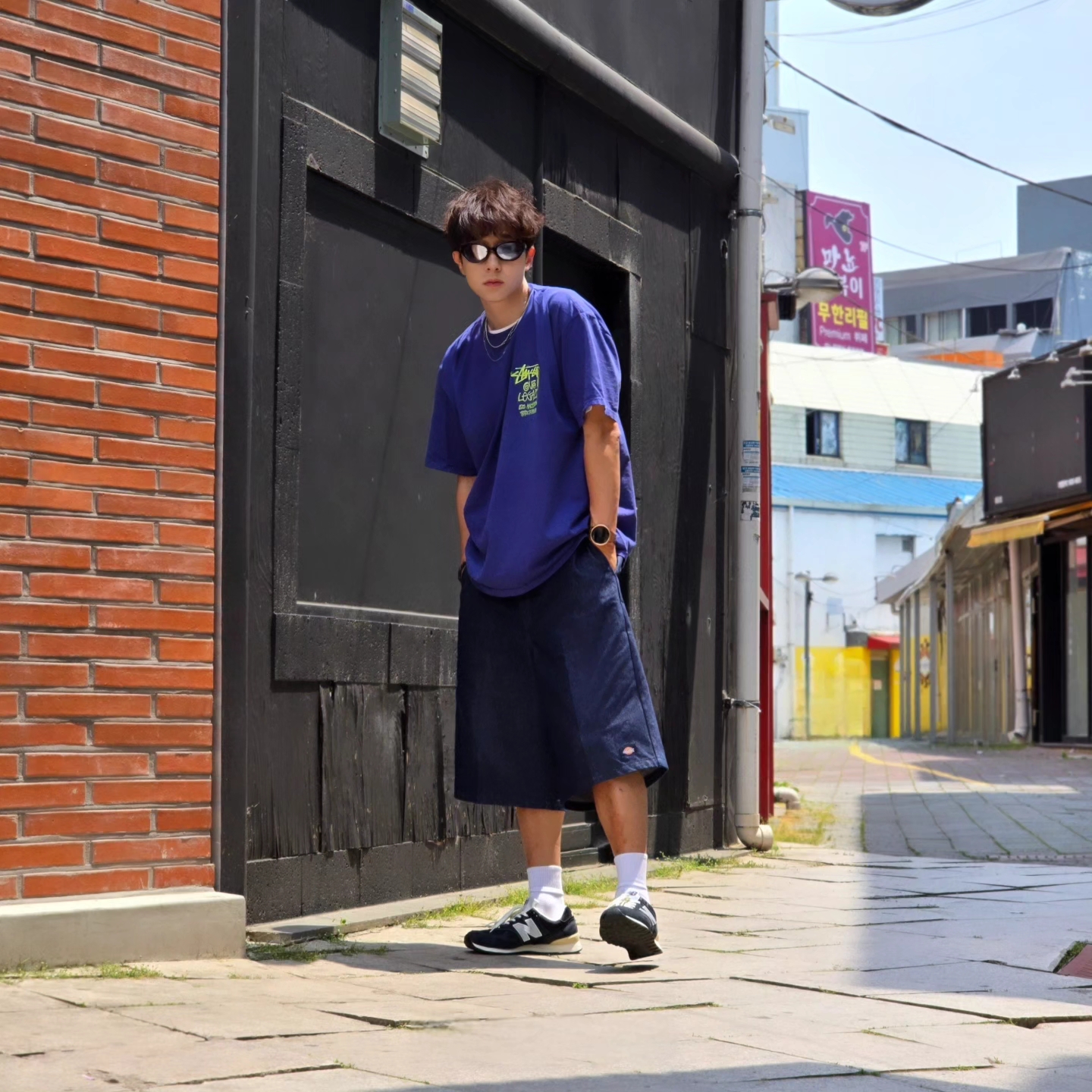 Stussy x Our Legacy Surfman Pigment Dyed T-Shirt Blueberry, Dickies Loose Fit 13 Inch Flat Front Work Shorts Dark Navy 착용 스타일 - 7
