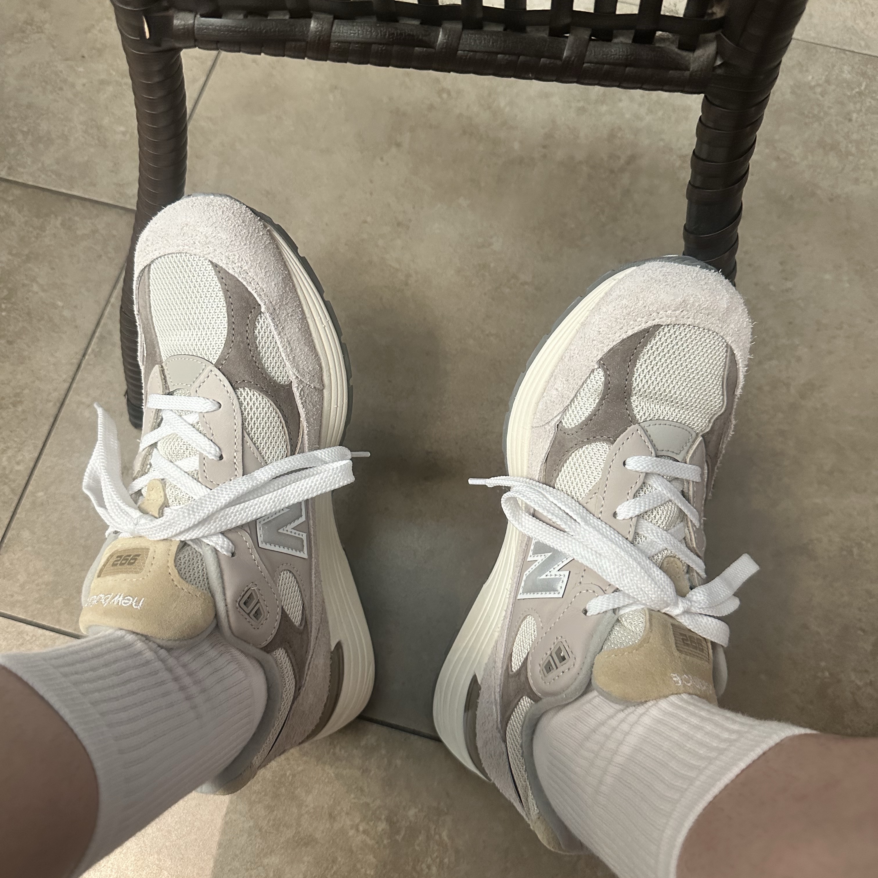 New Balance 992 Made in USA Moonrock Mushroom 착용 스타일